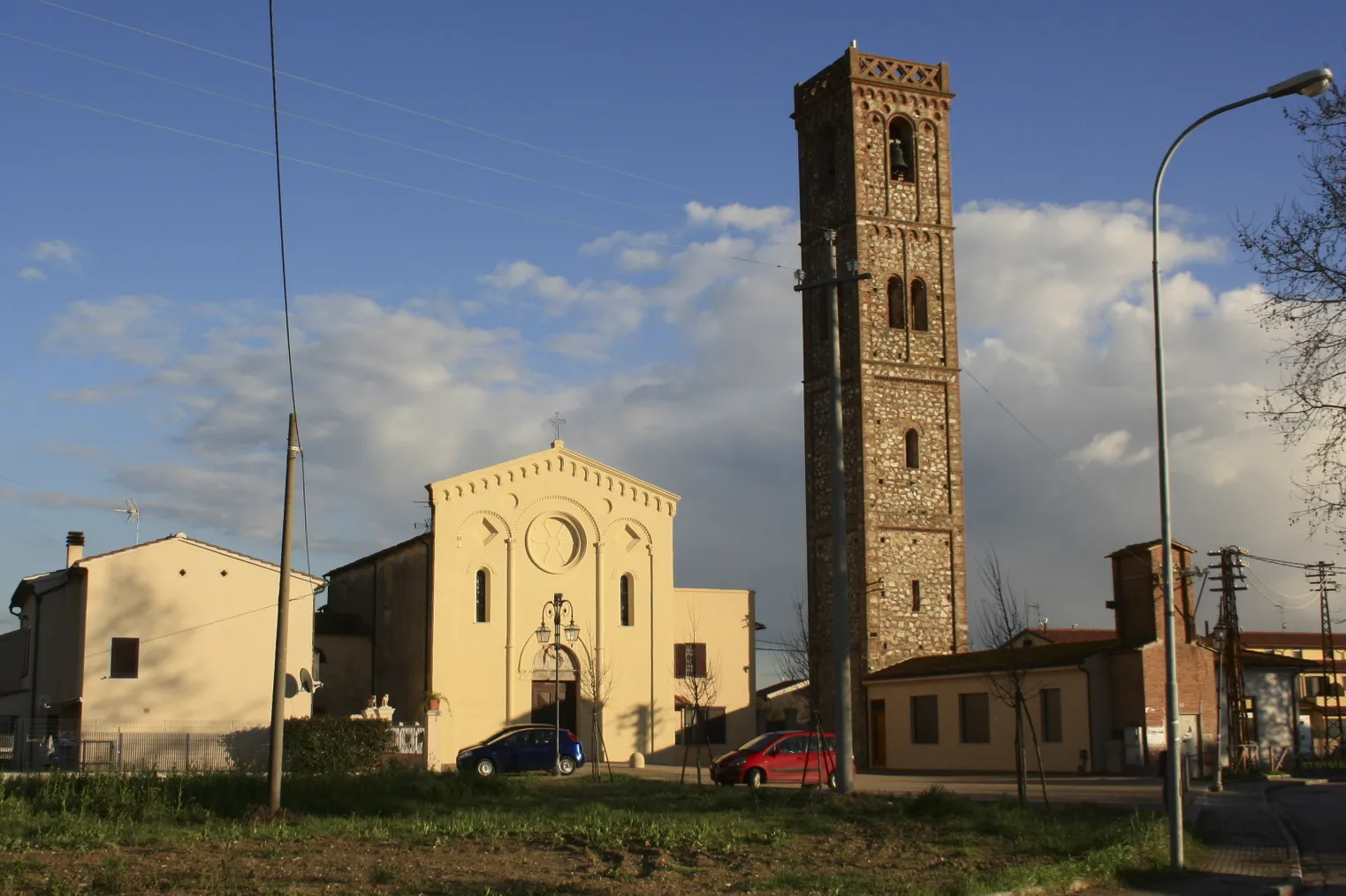 Photo showing: Church Santi Pietro e Paolo, Latignano, hamlet of Cascina, Province of Pisa, Tuscany, Italy