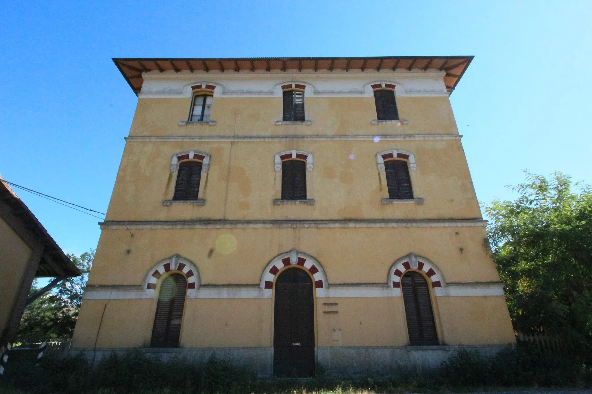 Photo showing: Sant’Angelo-Cinigiano train station, situated in Sant’Angelo Scalo, near Sant’Angelo in Colle, hamlets of Montalcino, Province of Siena, Tuscany, Italy