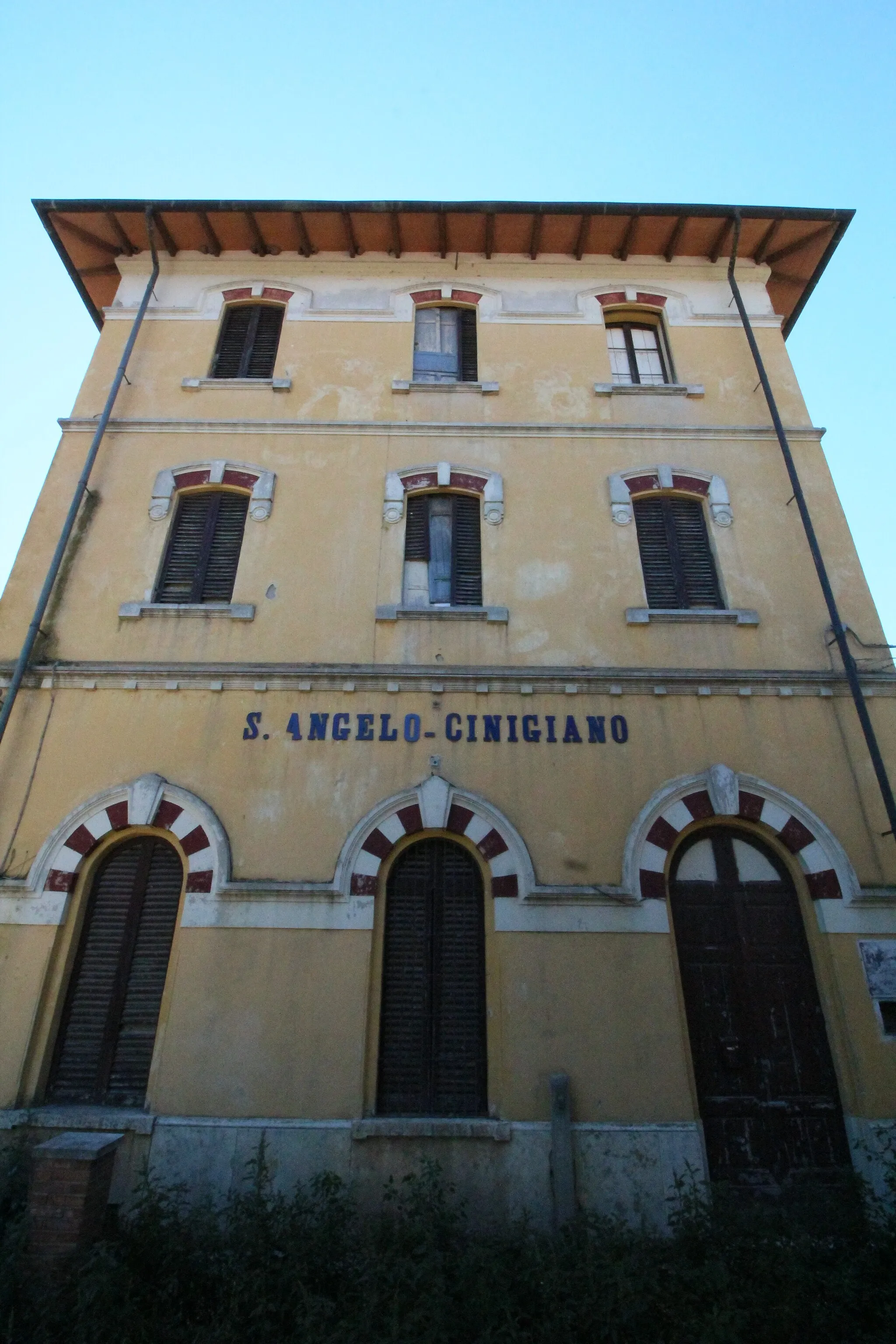 Photo showing: Sant’Angelo-Cinigiano train station, situated in Sant’Angelo Scalo, near Sant’Angelo in Colle, hamlets of Montalcino, Province of Siena, Tuscany, Italy