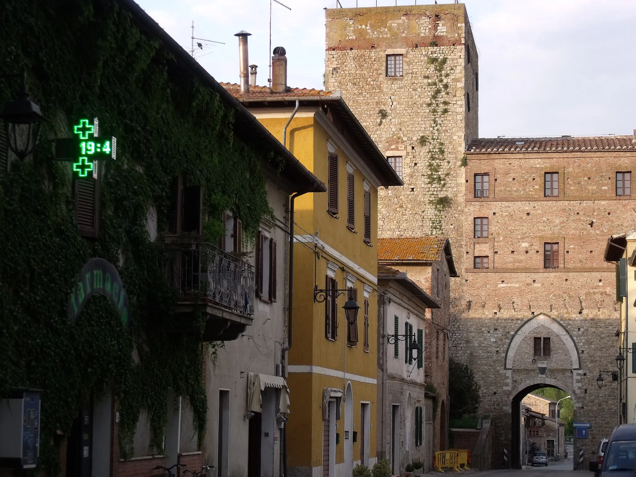 Photo showing: Corso Fagarè and Cassero Senese in Paganico, hamlet of Civitella Paganico, Maremma, Province of Grosseto, Tuscany, Italy