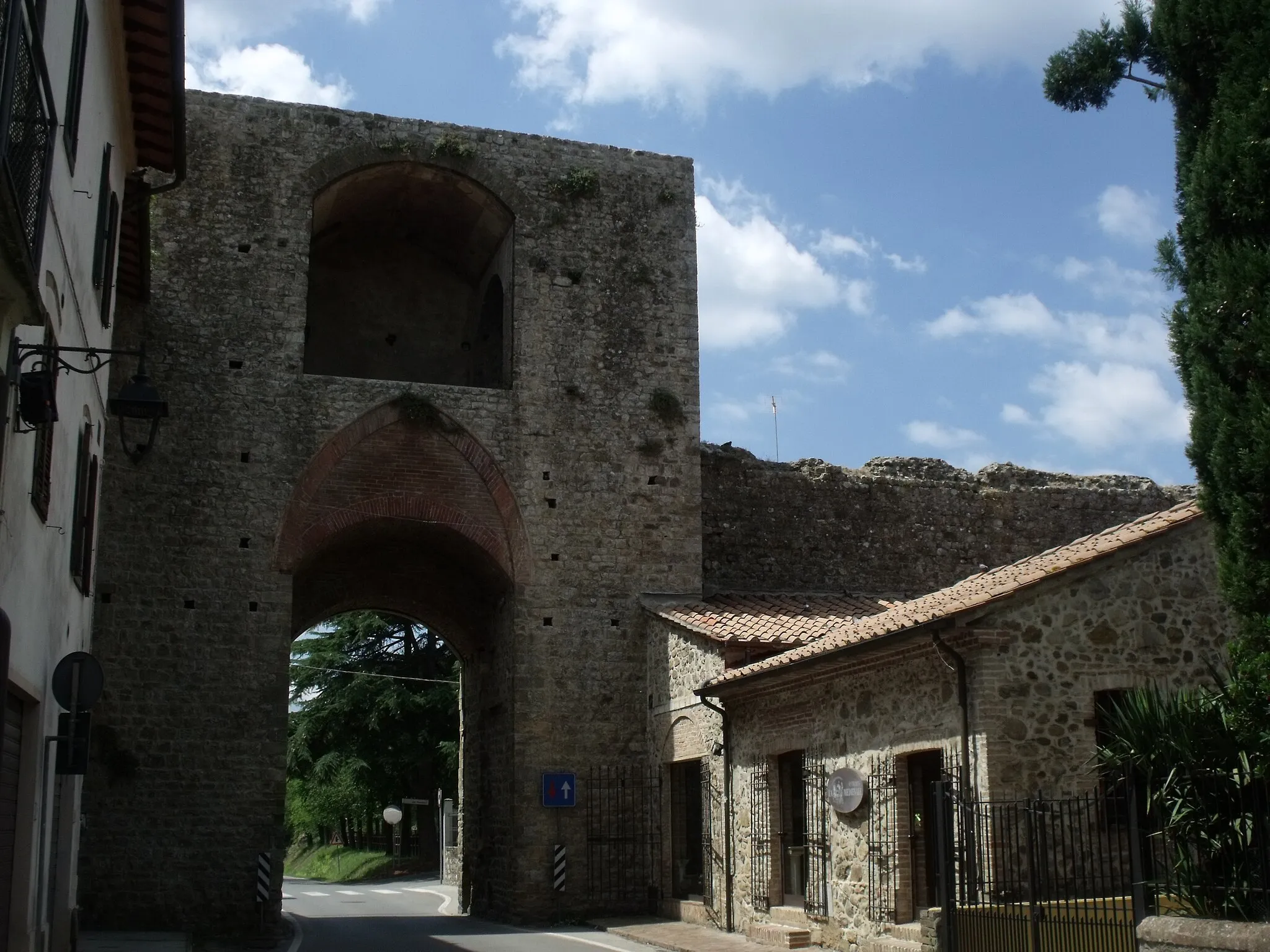 Photo showing: City Gate Porta Grossetana (South Gate, seen from the inside) in Paganico, hamlet of Civitella Paganico, Maremma, Province of Grosseto, Tuscany, Italy