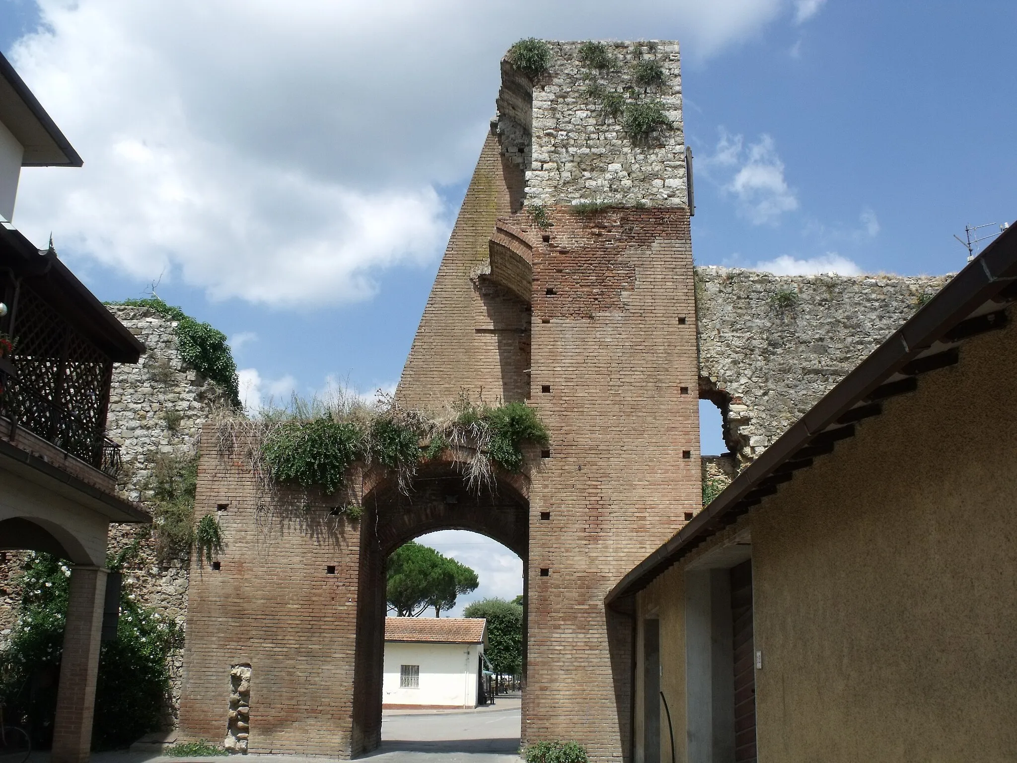 Photo showing: City Gate Porta Gorella (West Gate, seen from the inside) in Paganico, hamlet of Civitella Paganico, Maremma, Province of Grosseto, Tuscany, Italy