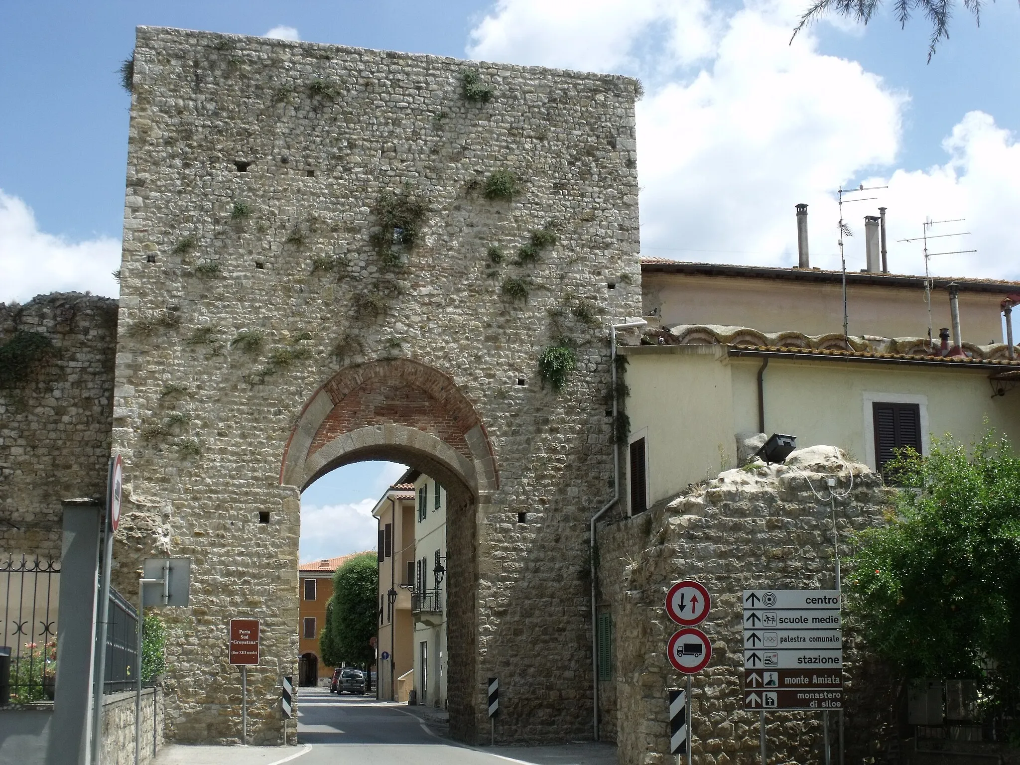 Photo showing: City Gate Porta Grossetana (South Gate, seen from the outside) in Paganico, hamlet of Civitella Paganico, Maremma, Province of Grosseto, Tuscany, Italy