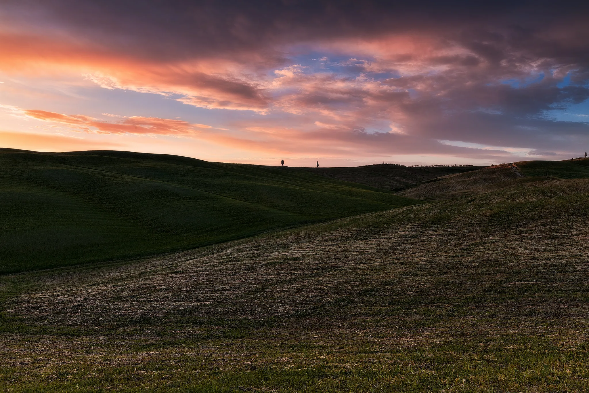 Photo showing: 500px provided description: Nisi GND 0,9 softgrad for the sky [#sky ,#landscape ,#sunset ,#spring ,#nature ,#contrast ,#sunlight ,#italy ,#glow ,#shadow ,#colors ,#green ,#details ,#countryside ,#soft ,#hills ,#rural ,#warm colors ,#tuscany ,#warm light ,#red sky ,#burning sky ,#val d'orcia ,#purple sky ,#torrenieri ,#warm tones ,#san quirico]