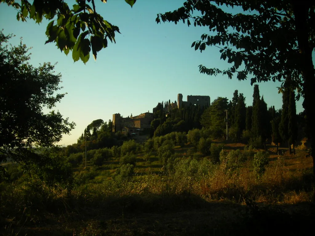 Photo showing: Veduta al tramonto di Montelifrè, in provincia di Siena, dalla strada per Montisi.