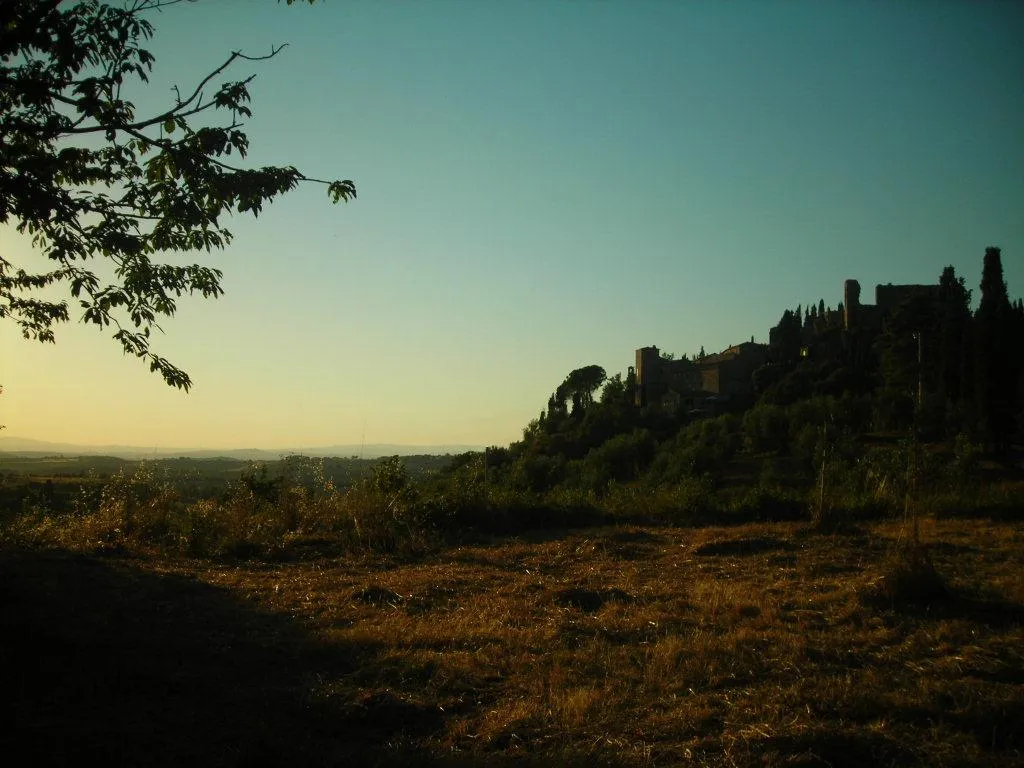 Photo showing: Veduta al tramonto dalla strada per Montisi del caratteristico borgo di Montelifrè, in provincia di Siena