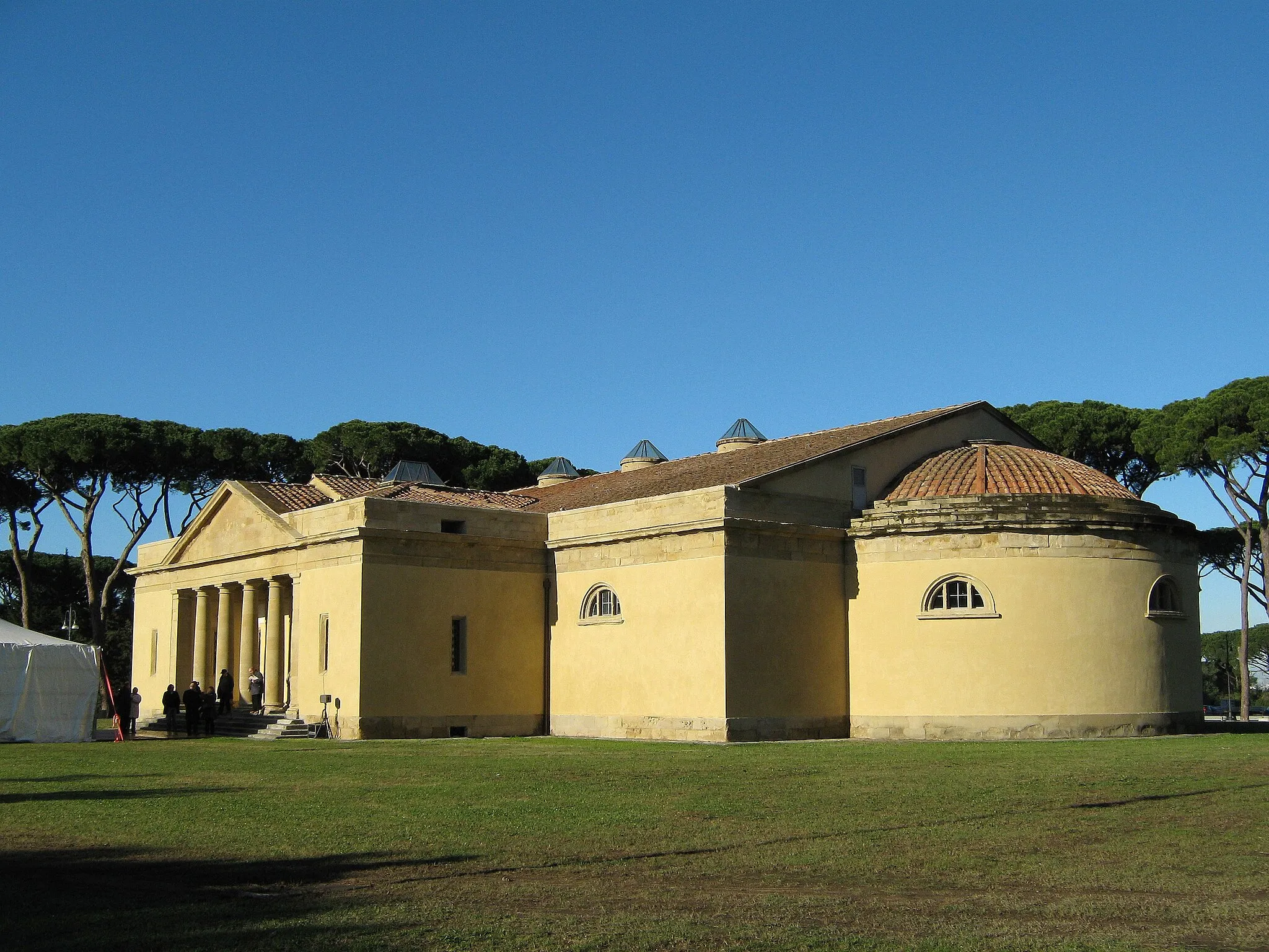 Photo showing: Livorno: il Cisternino di Pian di Rota (XIX secolo), progettato da Pasquale Poccianti. Nella foto, la struttura nelle ore che hanno preceduto l'inaugurazione dopo il restauro conclusosi il giorno 7 dicembre 2008.