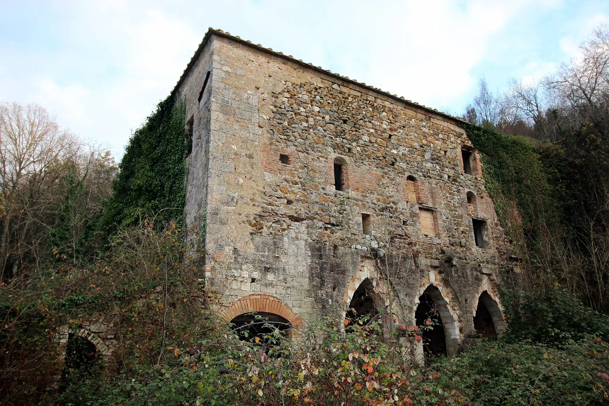 Photo showing: Hermitage Ruin of the Eremo di Santa Lucia a Rosia, part of Chiusdino, near Rosia (hamlet of Sovicille) near the Rosia River, Montagnola Senese, Province of Siena, Tuscany, Italy