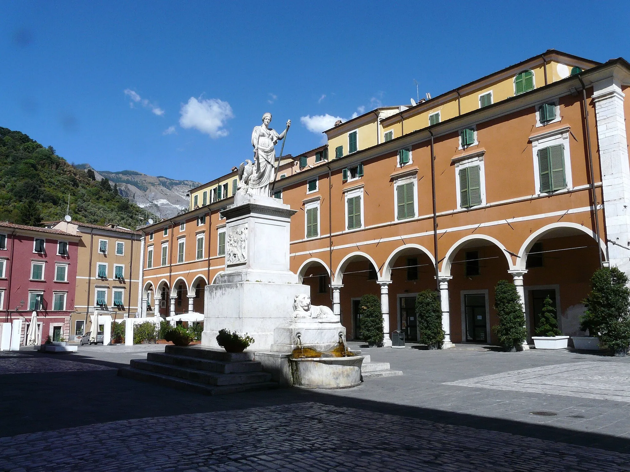 Photo showing: Piazza Alberica, monumento a Beatrice Maria d'Este, Carrara, Toscana, Italia