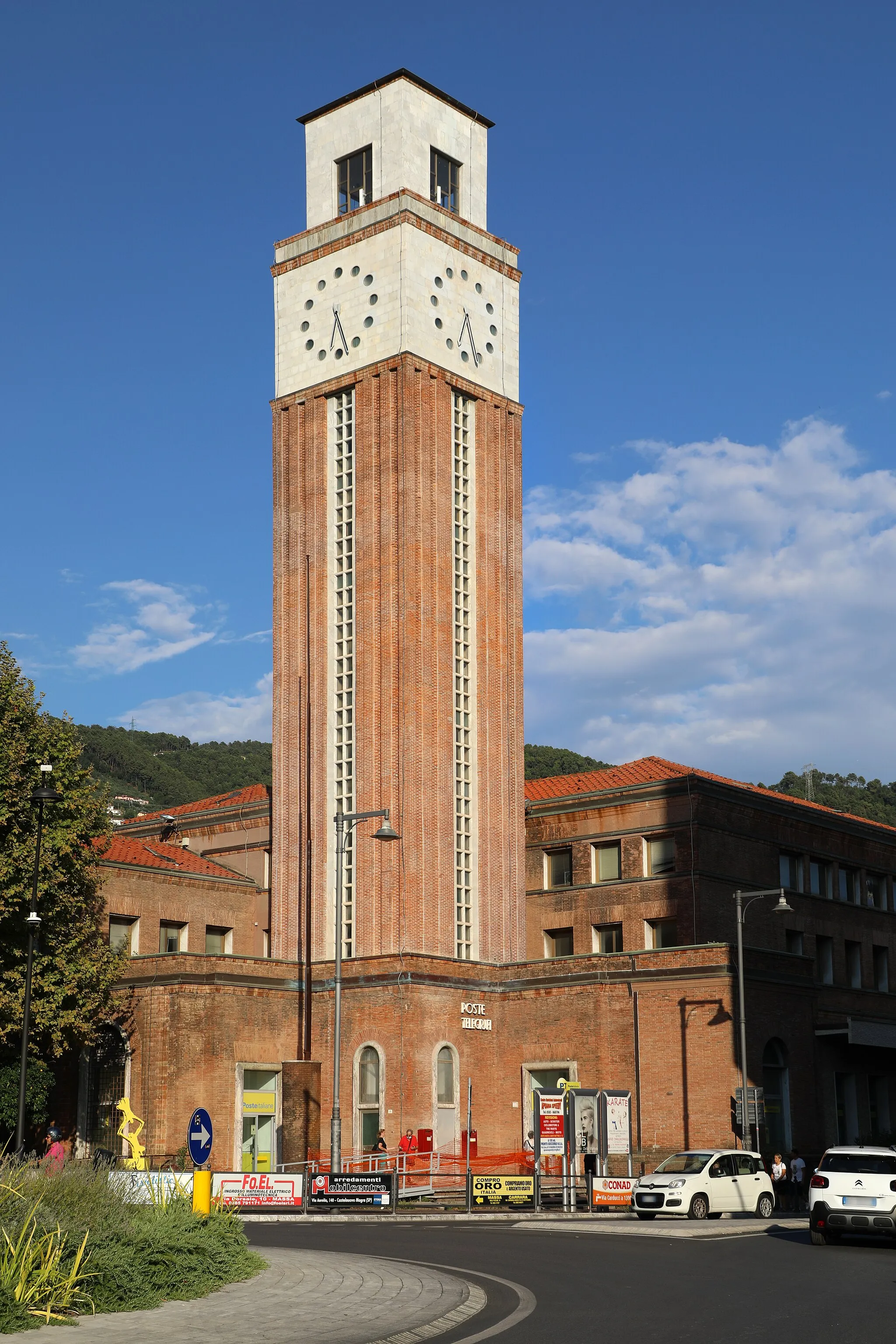 Photo showing: Palazzo delle Poste (Massa)