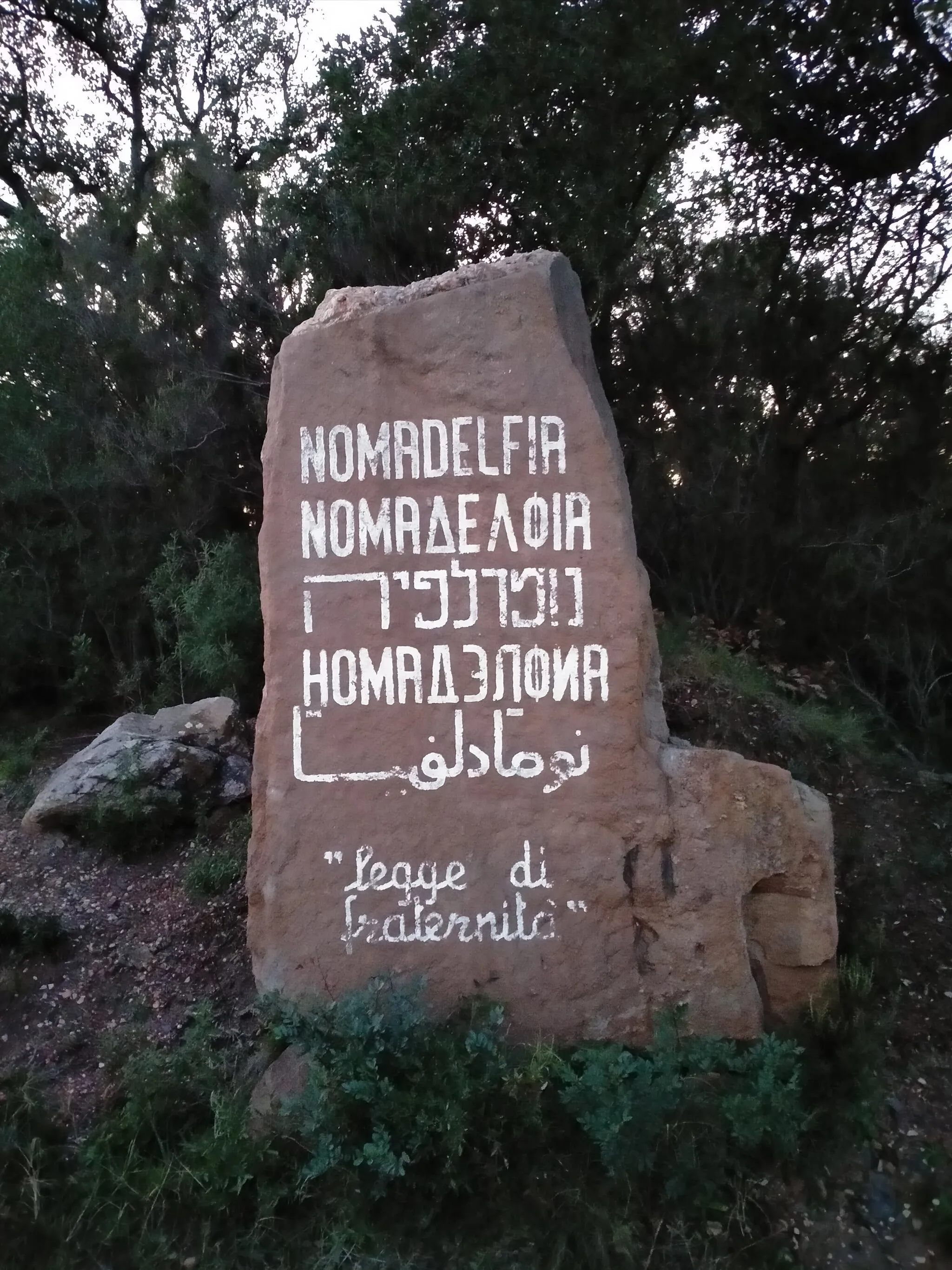 Photo showing: Ceppo col nome del villaggio in più lingue