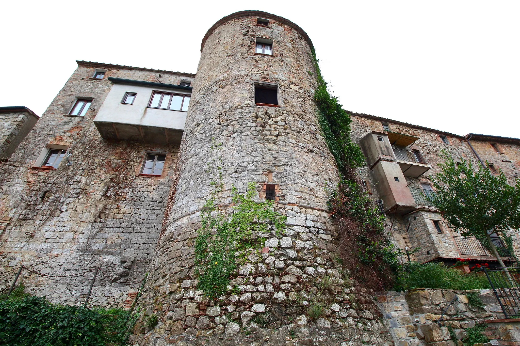 Photo showing: tower of the walls of Canneto, hamlet of Monteverdi Marittimo, Province of Pisa, Tuscany, Italy