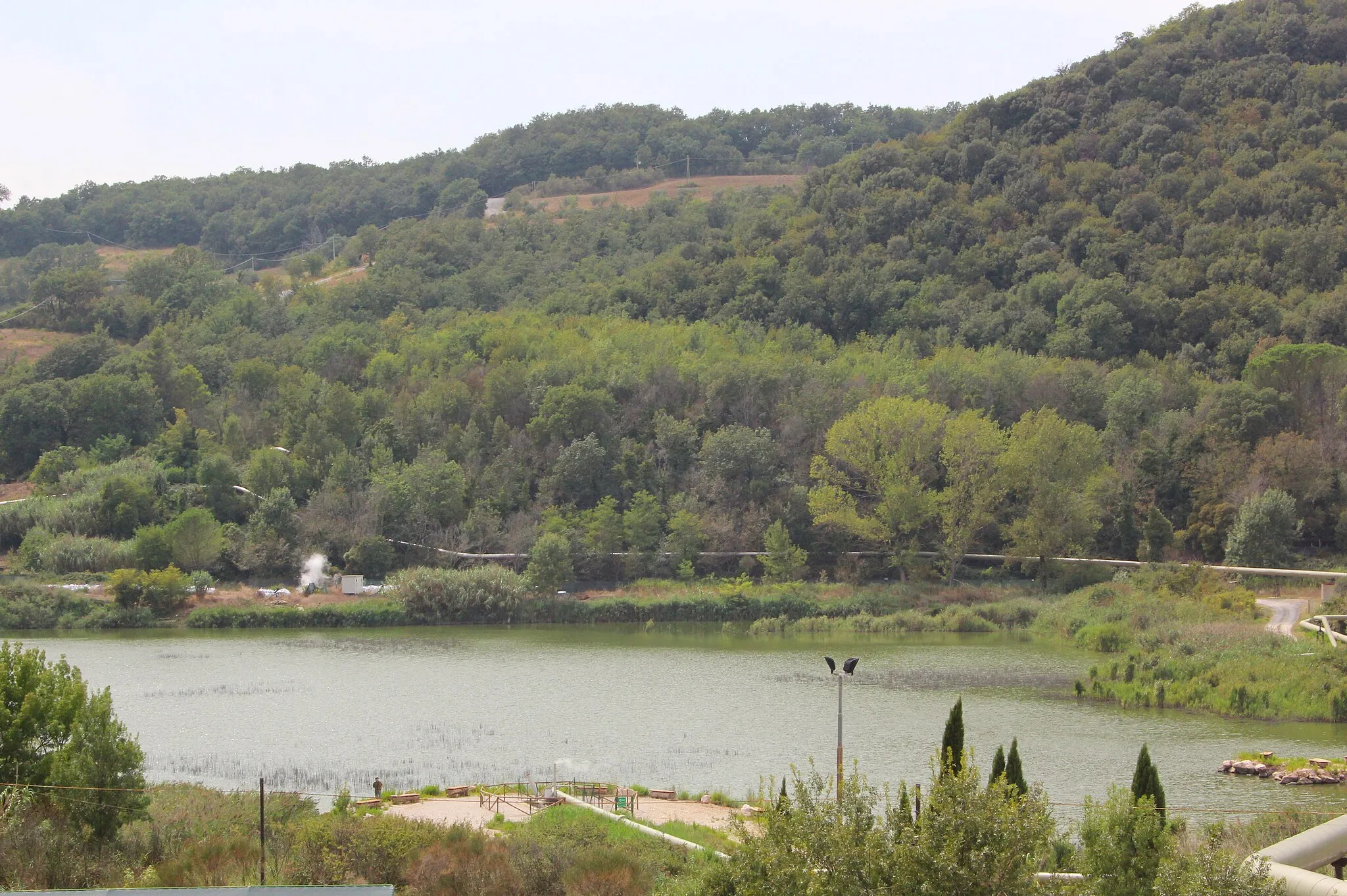 Photo showing: Lake Lago Boracifero, in Lago Boracifero, hamlet of Monterotondo Marittimo, Province of Grosseto, Tuscany, Italy.