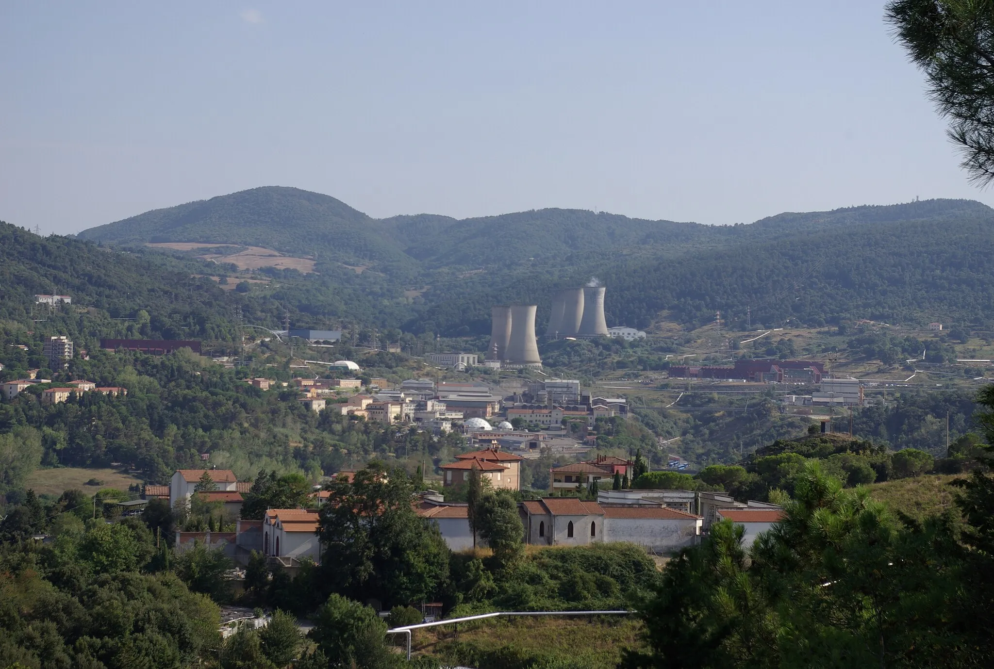 Photo showing: Blick über Montecerboli auf Larderello, im Vordergrund der Friedhof von Montecerboli