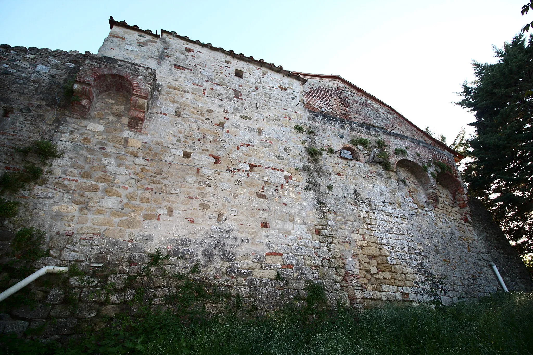Photo showing: Defensive walls of Montecastelli Pisano, hamlet of Castelnuovo di Val di Cecina, Province of Pisa, Tuscany, Italy