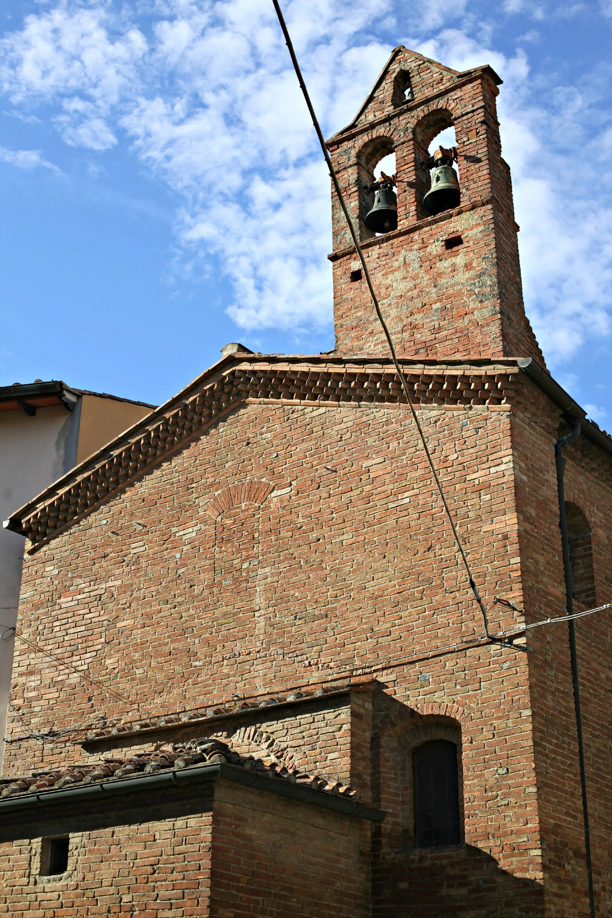 Photo showing: Campanile a vela, Chiesa dei Santi Lorenzo e Barbara (Castelnuovo d'Elsa)