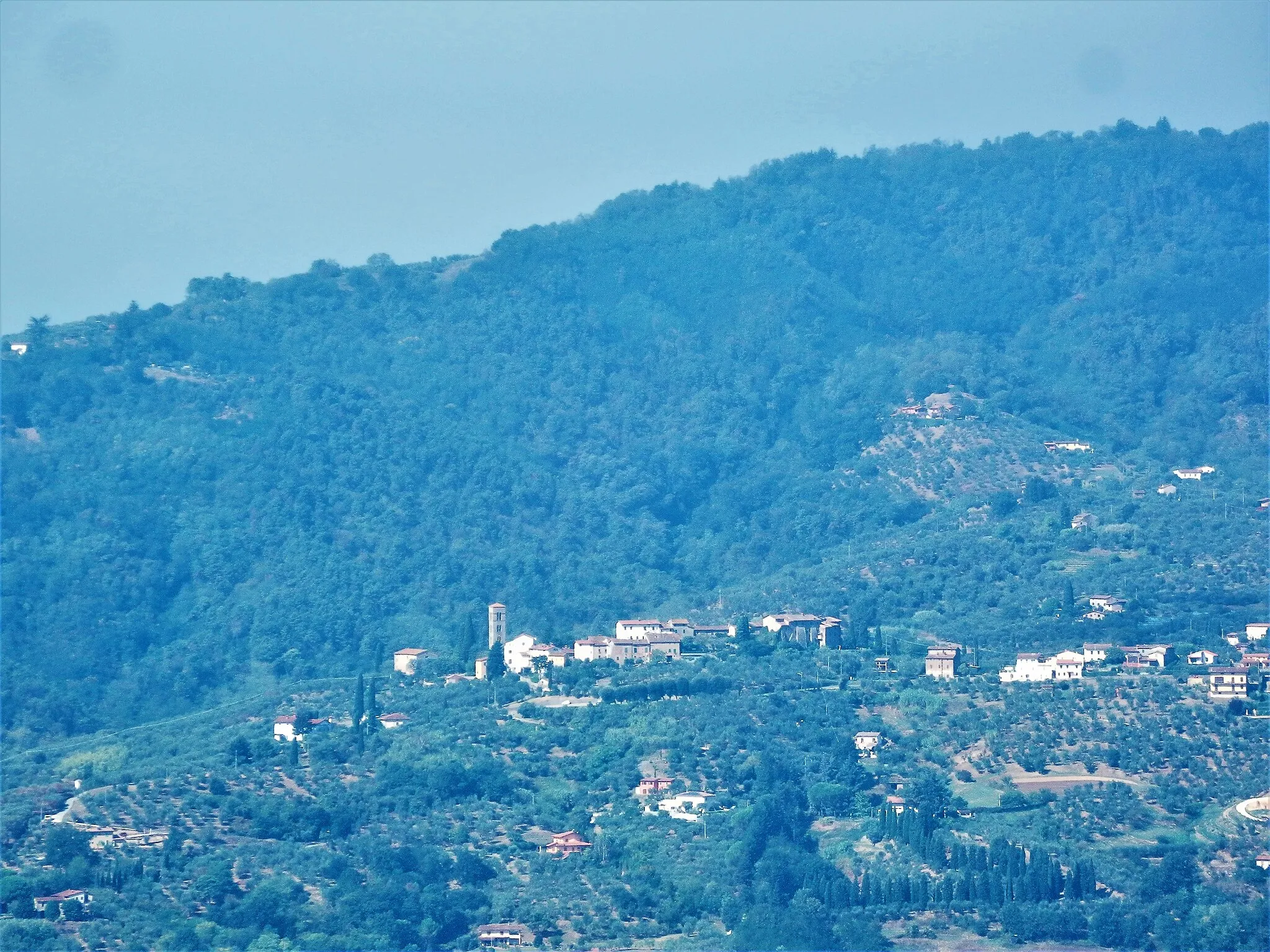 Photo showing: Colle di Buggiano visto dallo spiazzo davanti alla chiesa del Carmine di Montecatini Alto guardando verso ovest.