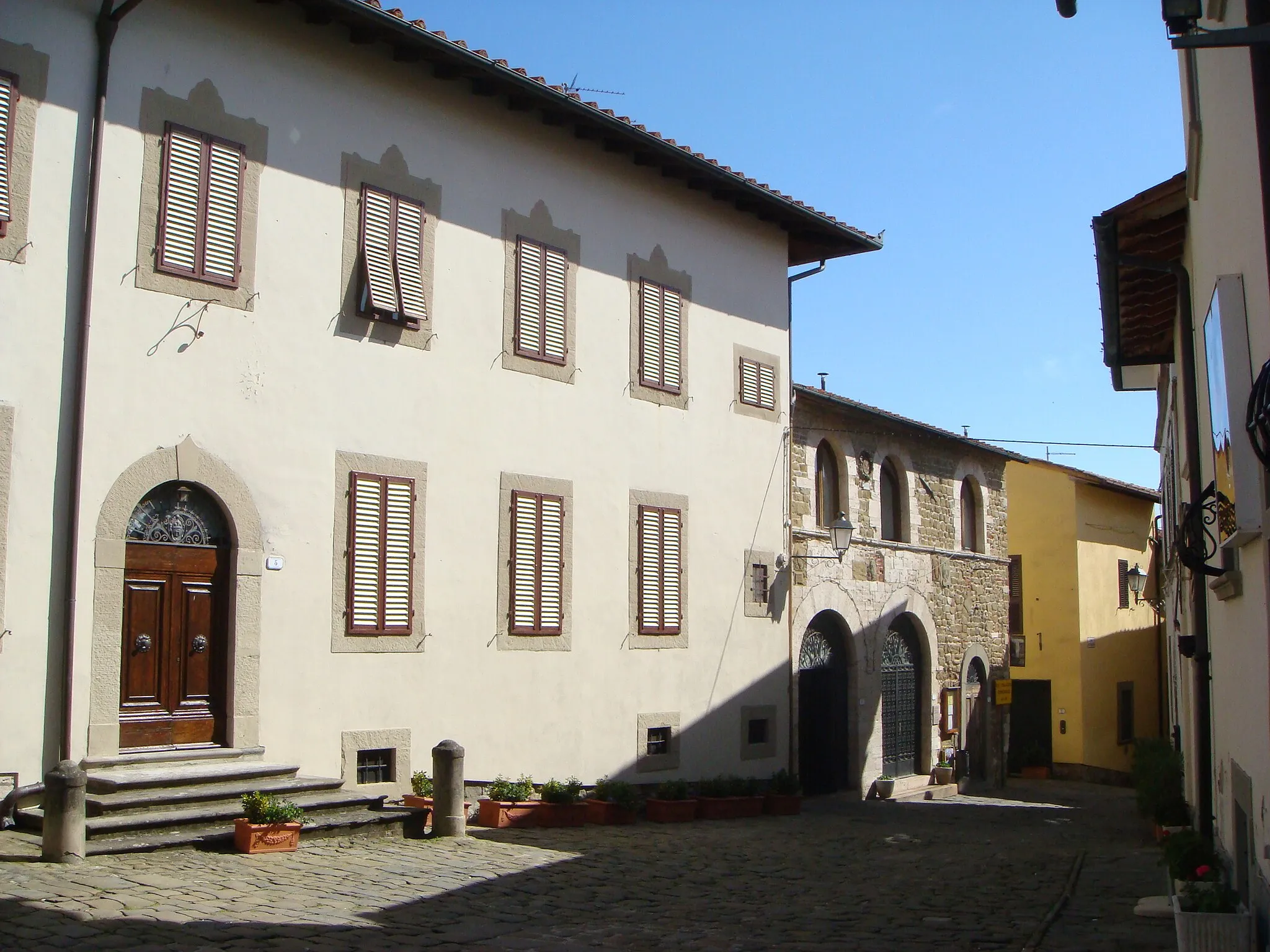 Photo showing: La piazza di Montevettolini (Provincia di Pistoia, Italia) con l'antico palazzo comunale