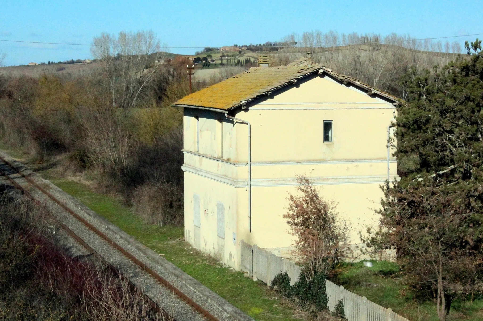 Photo showing: Ponte d'Arbia, Ex-Train Station in Ponte d'Arbia, hamlet of Monteroni d'Arbia and Buonconvento, Province of Siena, Tuscany, Italy. Train Station is on the side of Monteroni d'Arbia