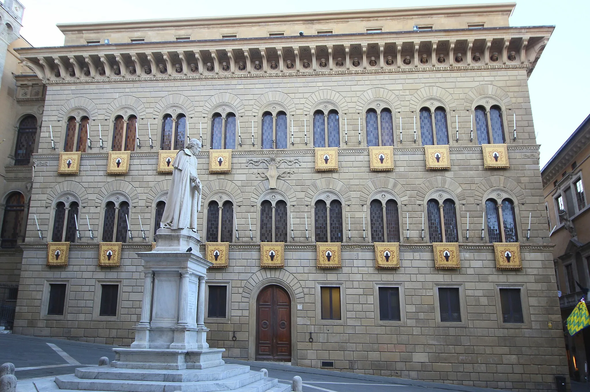 Photo showing: Palazzo Spannocchi, Palace in Siena, Piazza Salimbeni, Siena, Province of Siena, Tuscany, Italy