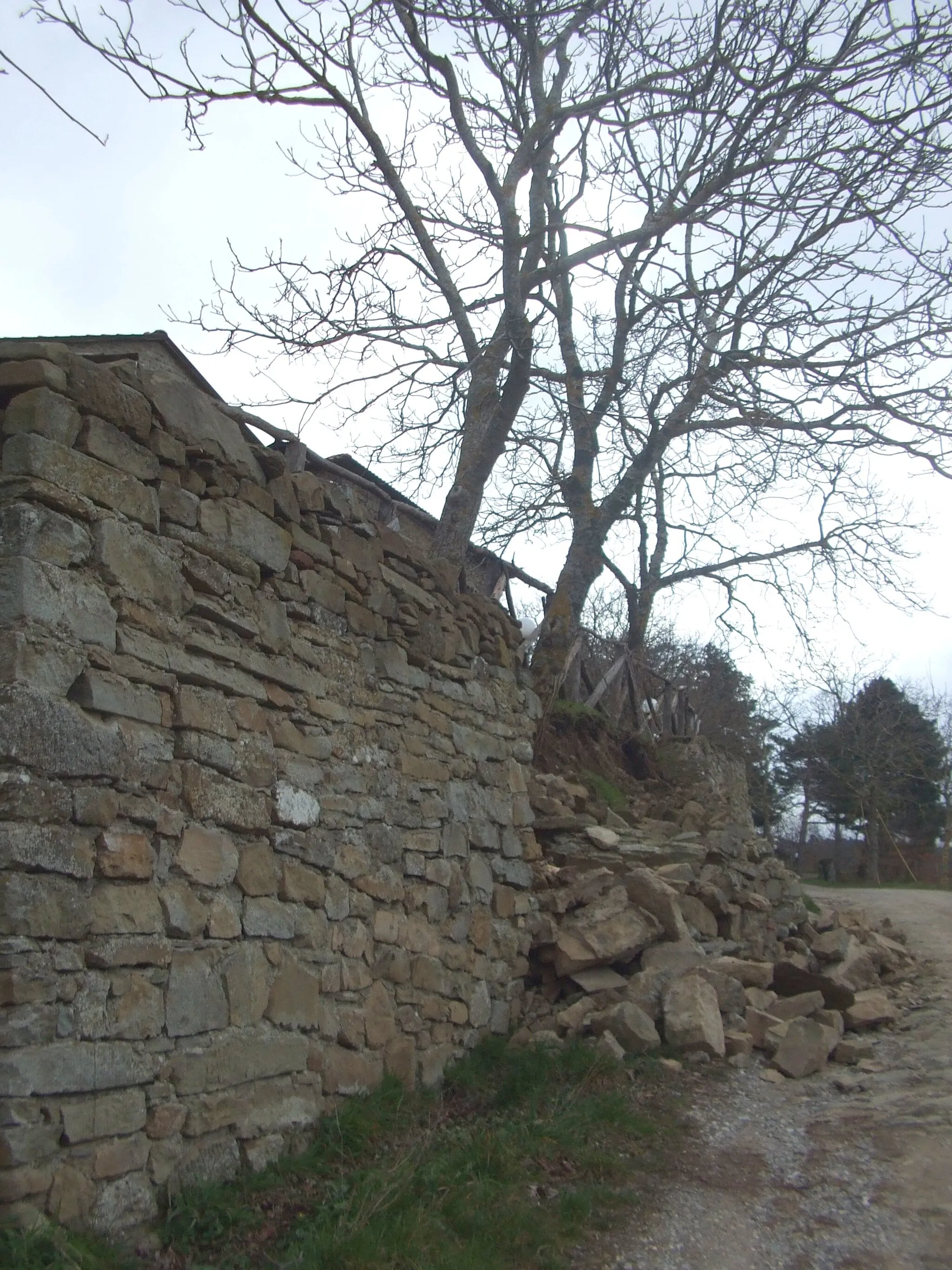 Photo showing: Il Giogo - Muro crollato nel marzo 2011