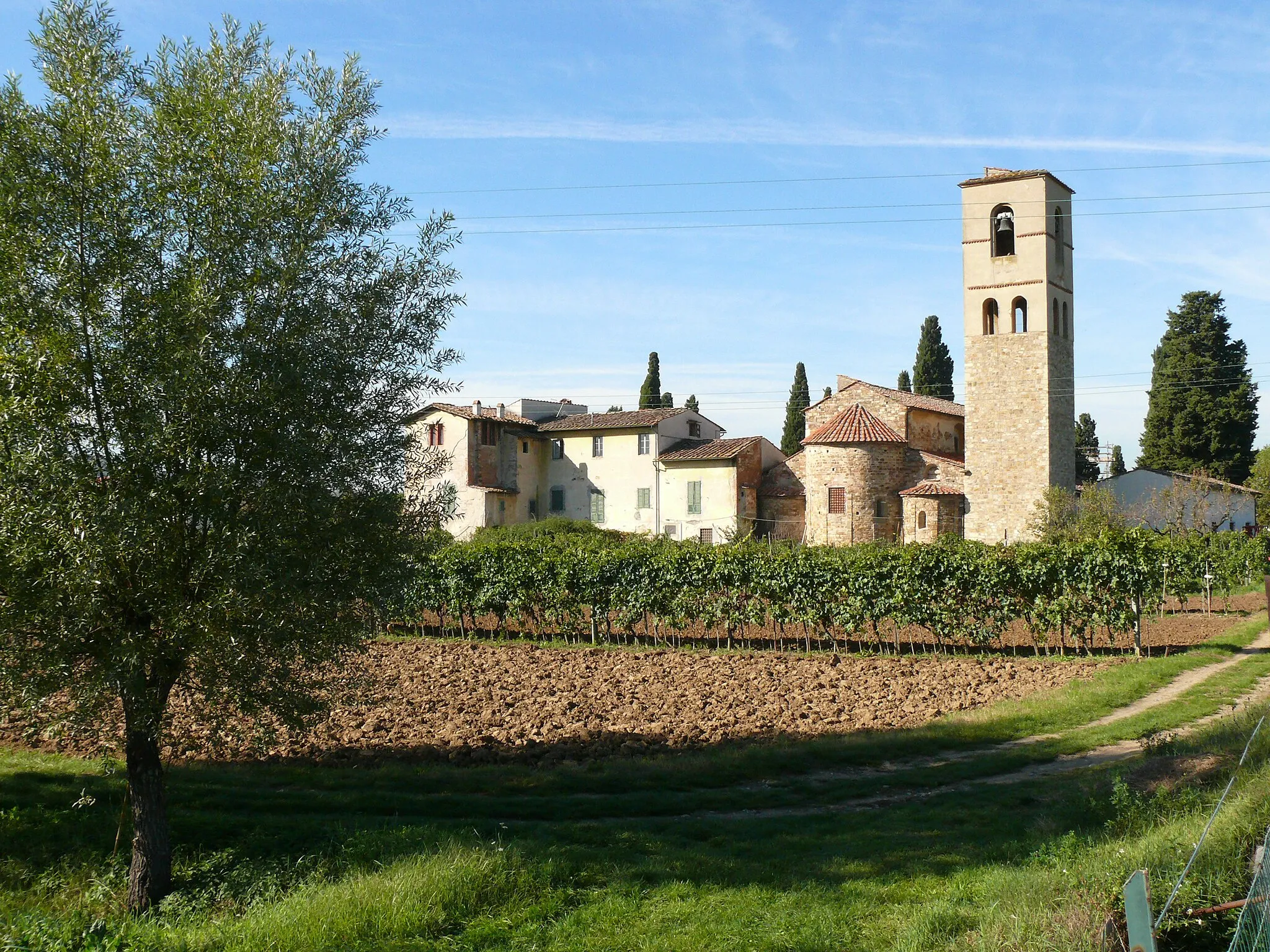 Photo showing: Pieve di San Giuliano a Settimo, nel Comune di Scandicci (Firenze); absidi e base del campanile romanici (1183)