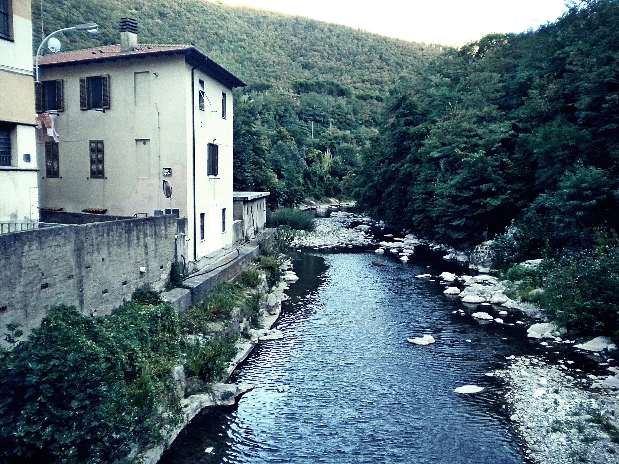 Photo showing: river Bisenzio