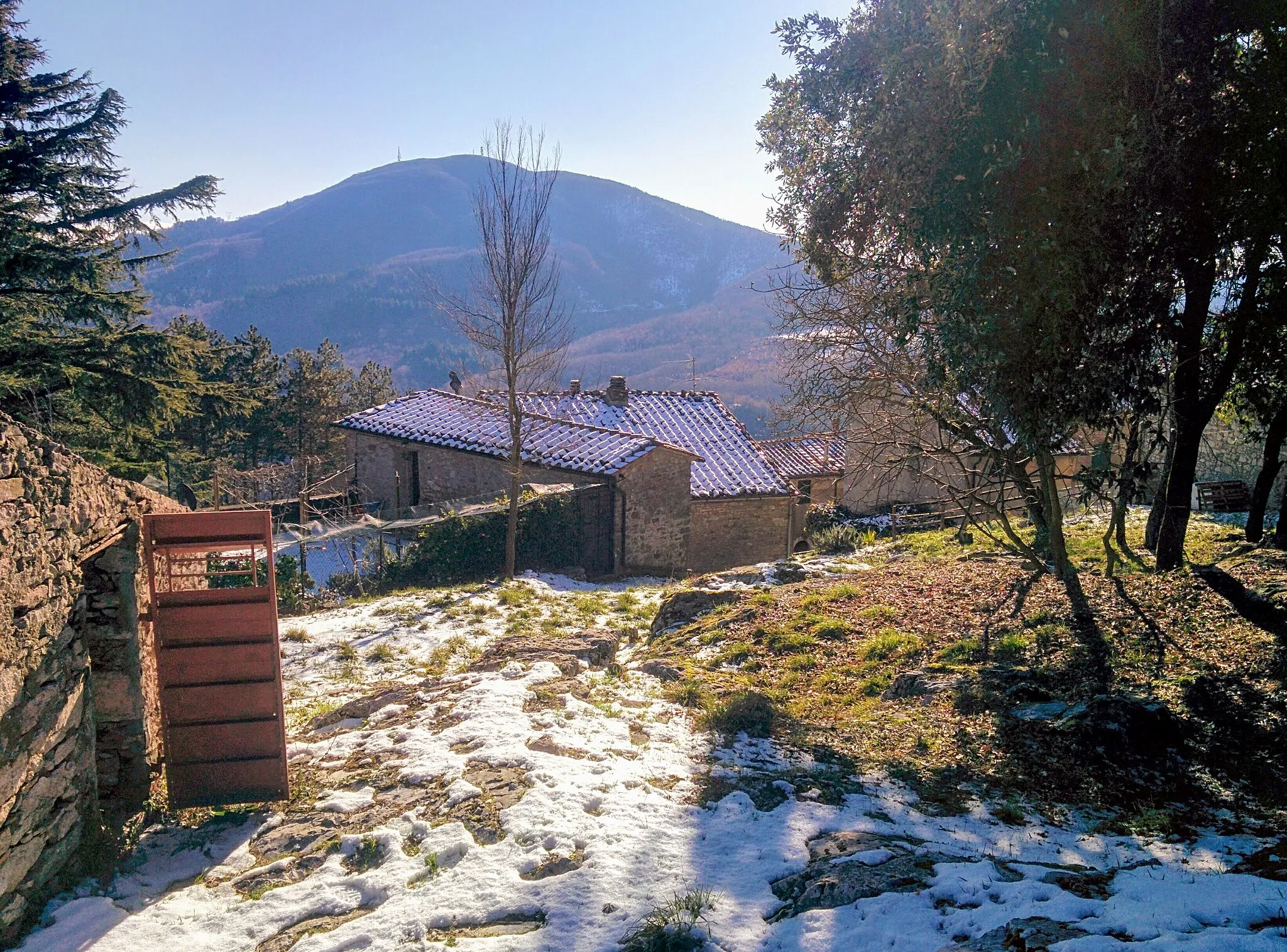 Photo showing: Vista del Poggio di Montieri dal parco Il Torrione di Gerfalco, frazione di Montieri
