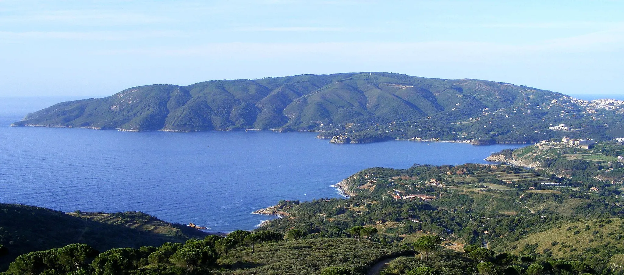 Photo showing: Calamita Mount (Elba Island, LI, Italy) as seen from Arco Mount.
Arcipelago Toscano National Park.