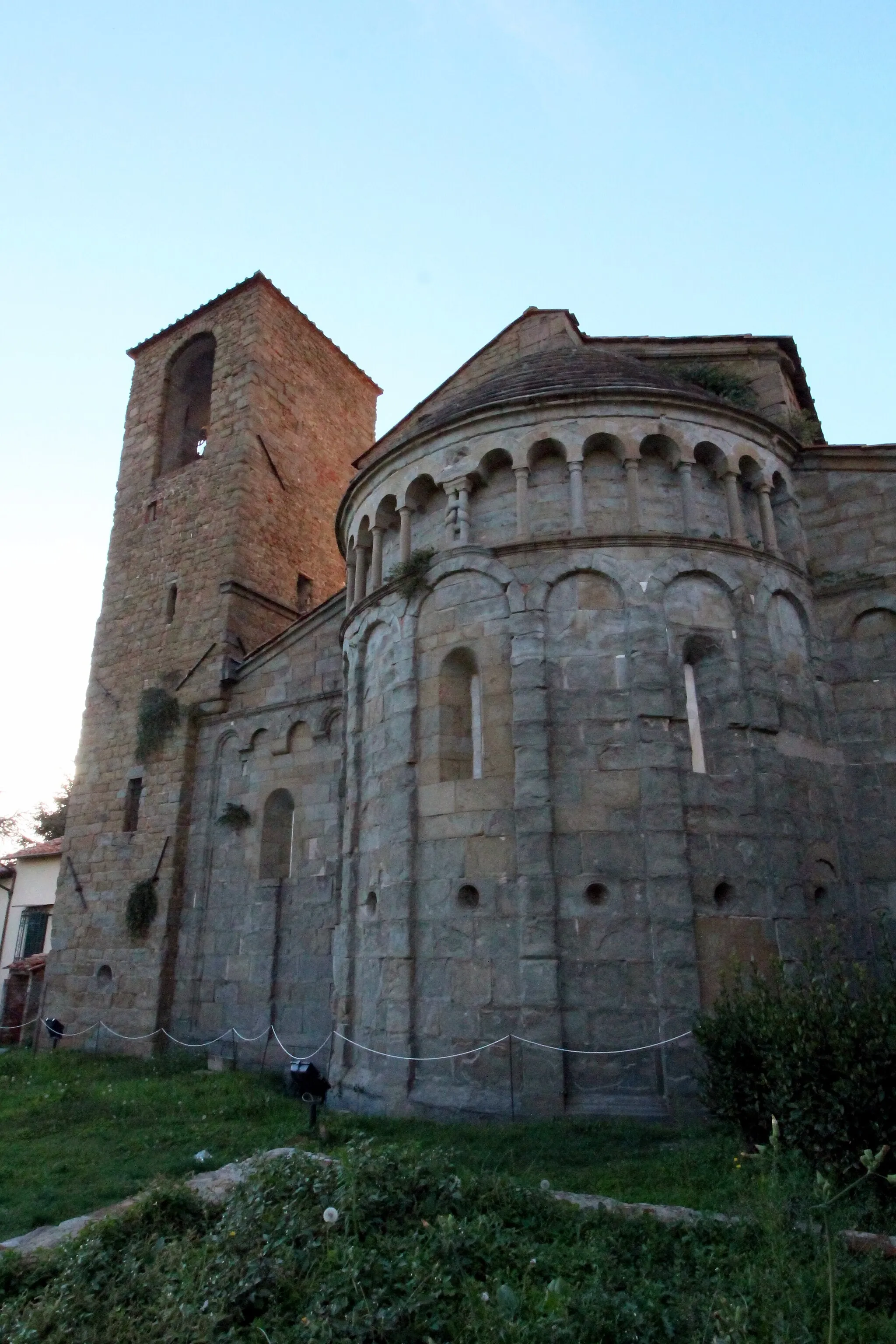 Photo showing: Apse and Campanile of the Church Pieve di San Pietro a Gropina, Gropina, hamlet of Loro Ciuffena, Valdarno, Province of Arezzo, Tuscany, Italy