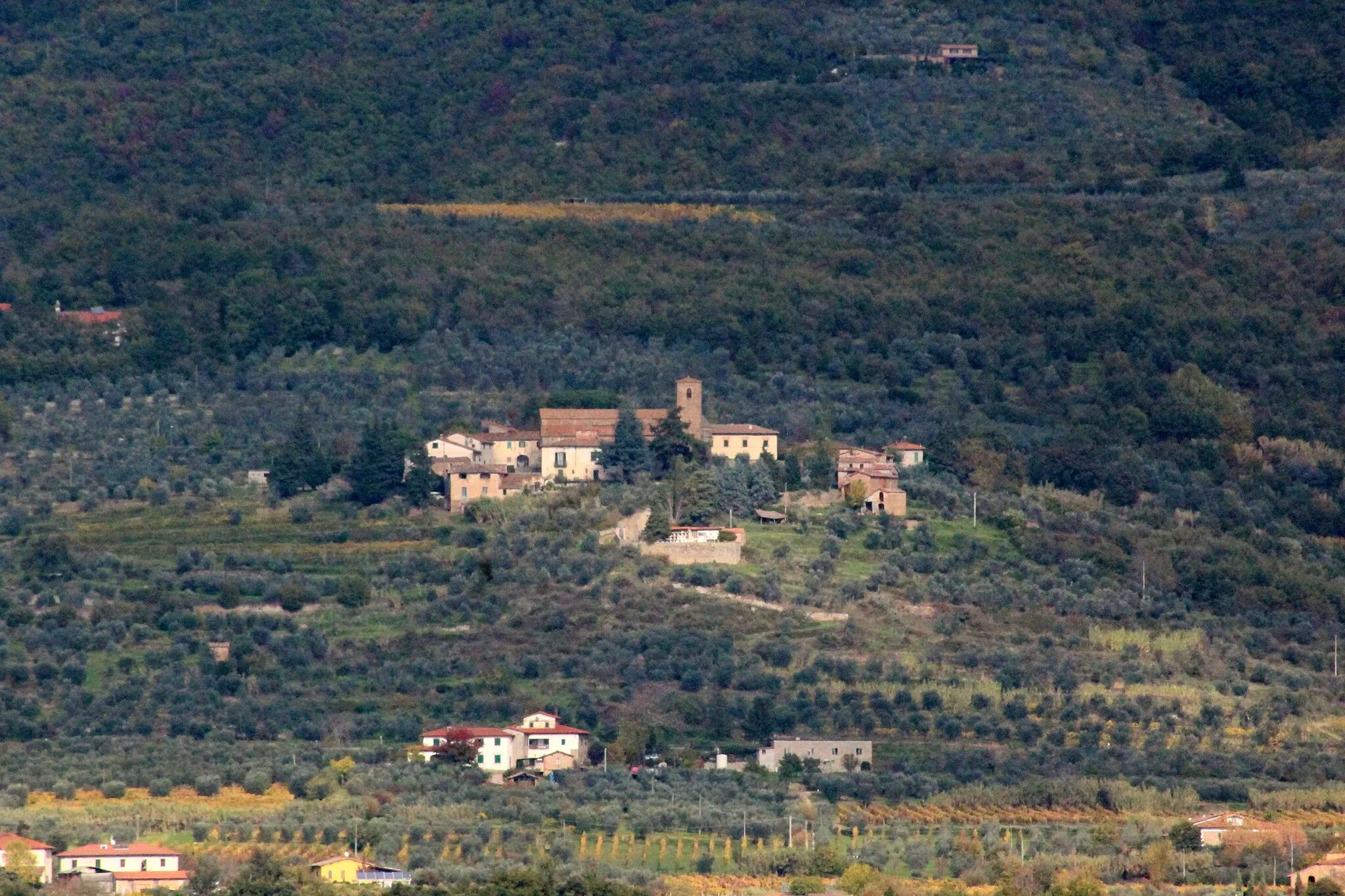 Photo showing: Panorama of the Church Pieve di San Pietro a Gropina, Gropina, hamlet of Loro Ciuffena, Valdarno, Province of Arezzo, Tuscany, Italy