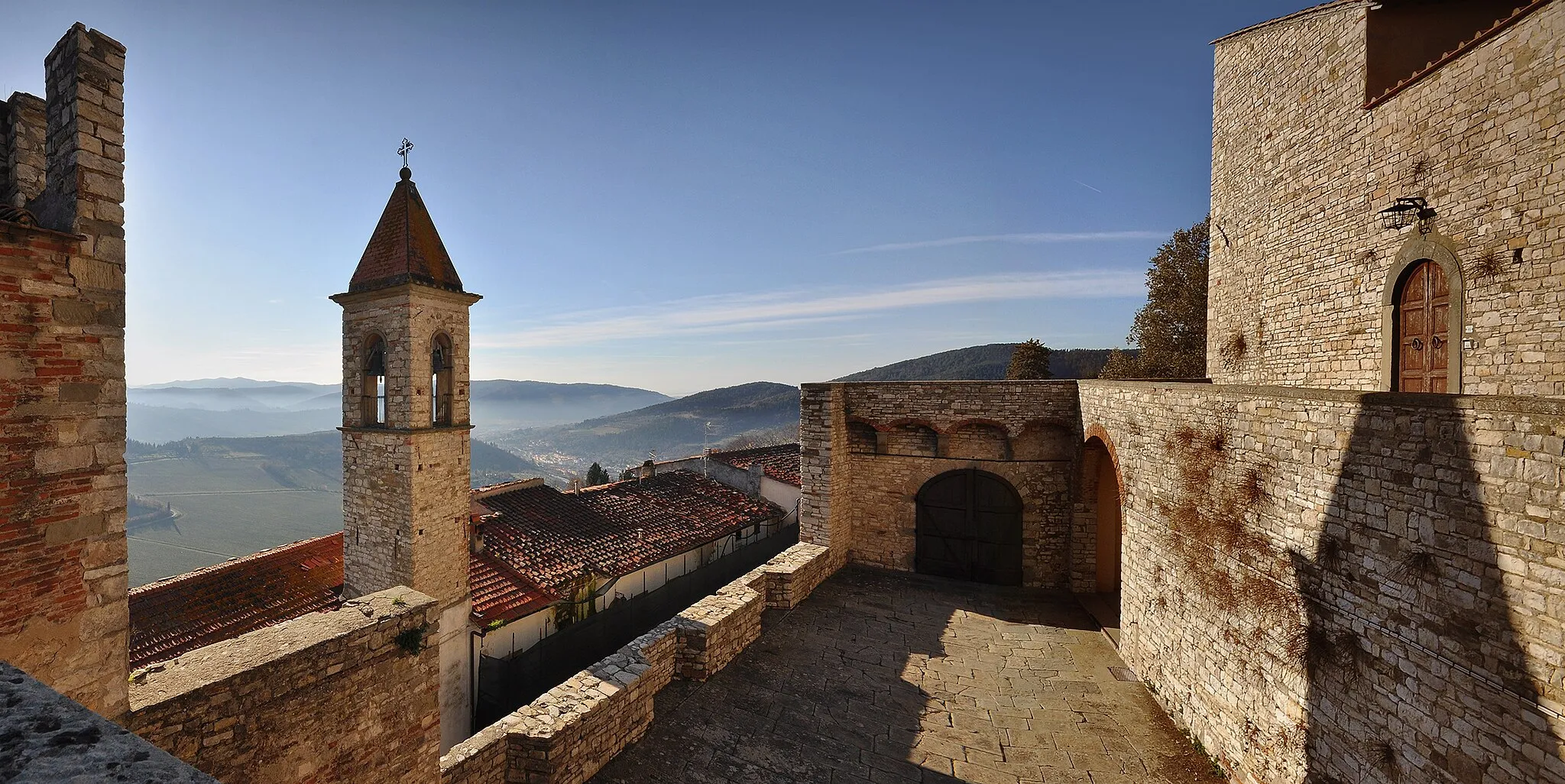 Photo showing: Panorama dalle mura di Nipozzano, a fianco del cassero. In primo piano il campanile, sullo sfondo la valle di San Francesco e Pontassieve
