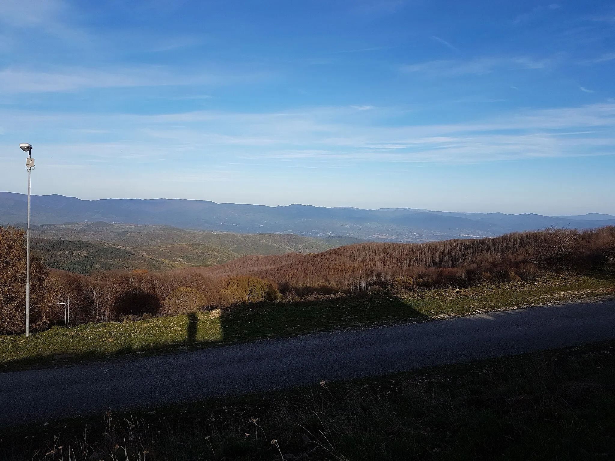 Photo showing: Monte Secchieta, presso la strada sul crinale, vista verso est