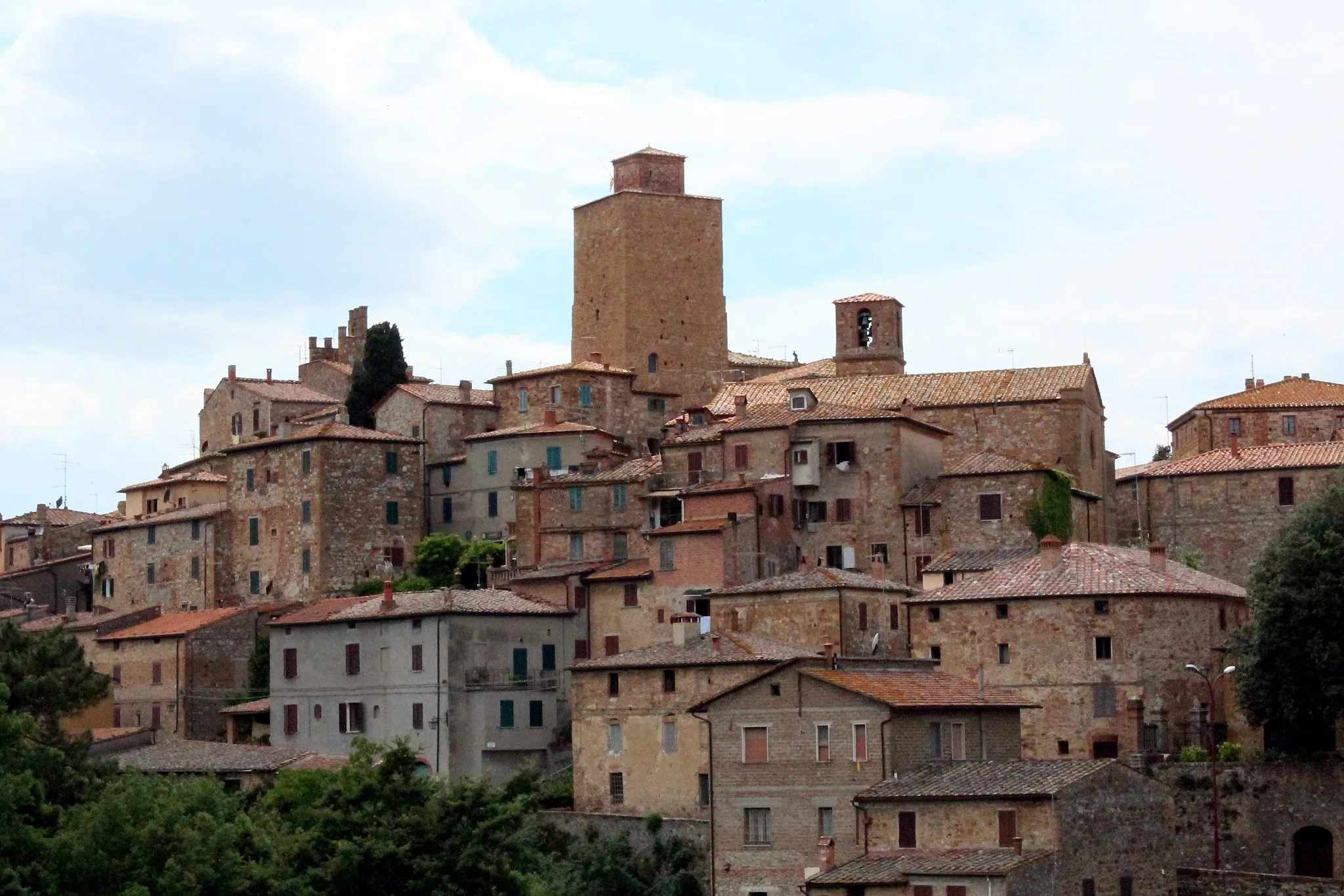 Photo showing: Panorama of Petroio, hamlet of Trequanda, Province of Siena, Tuscany, Italy.
From left to right: Torre del Cassero, Torre Civica, Church Pietro e Paolo