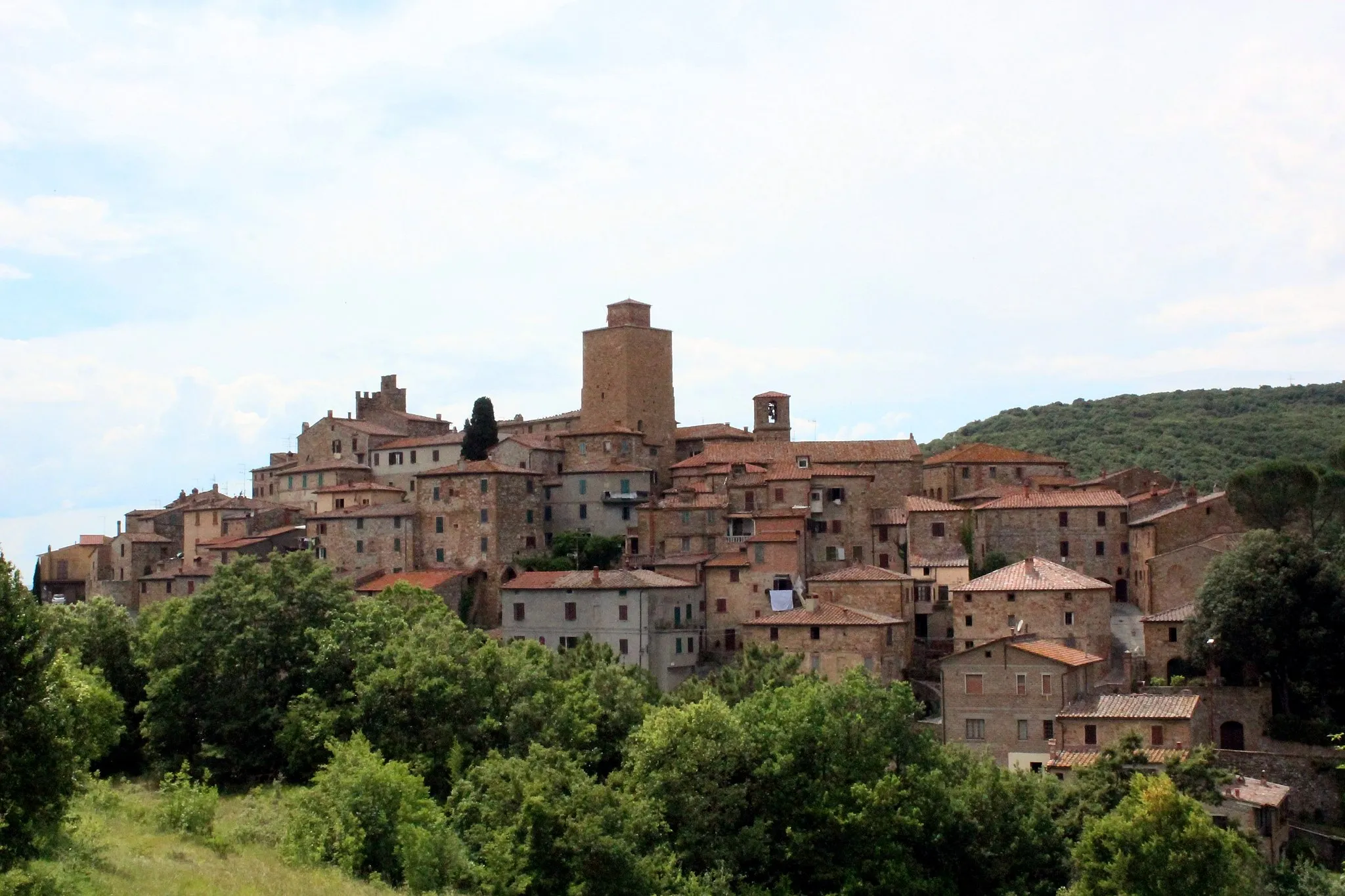 Photo showing: Panorama of Petroio, hamlet of Trequanda, Province of Siena, Tuscany, Italy.
From left to right: Torre del Cassero, Torre Civica, Church Pietro e Paolo