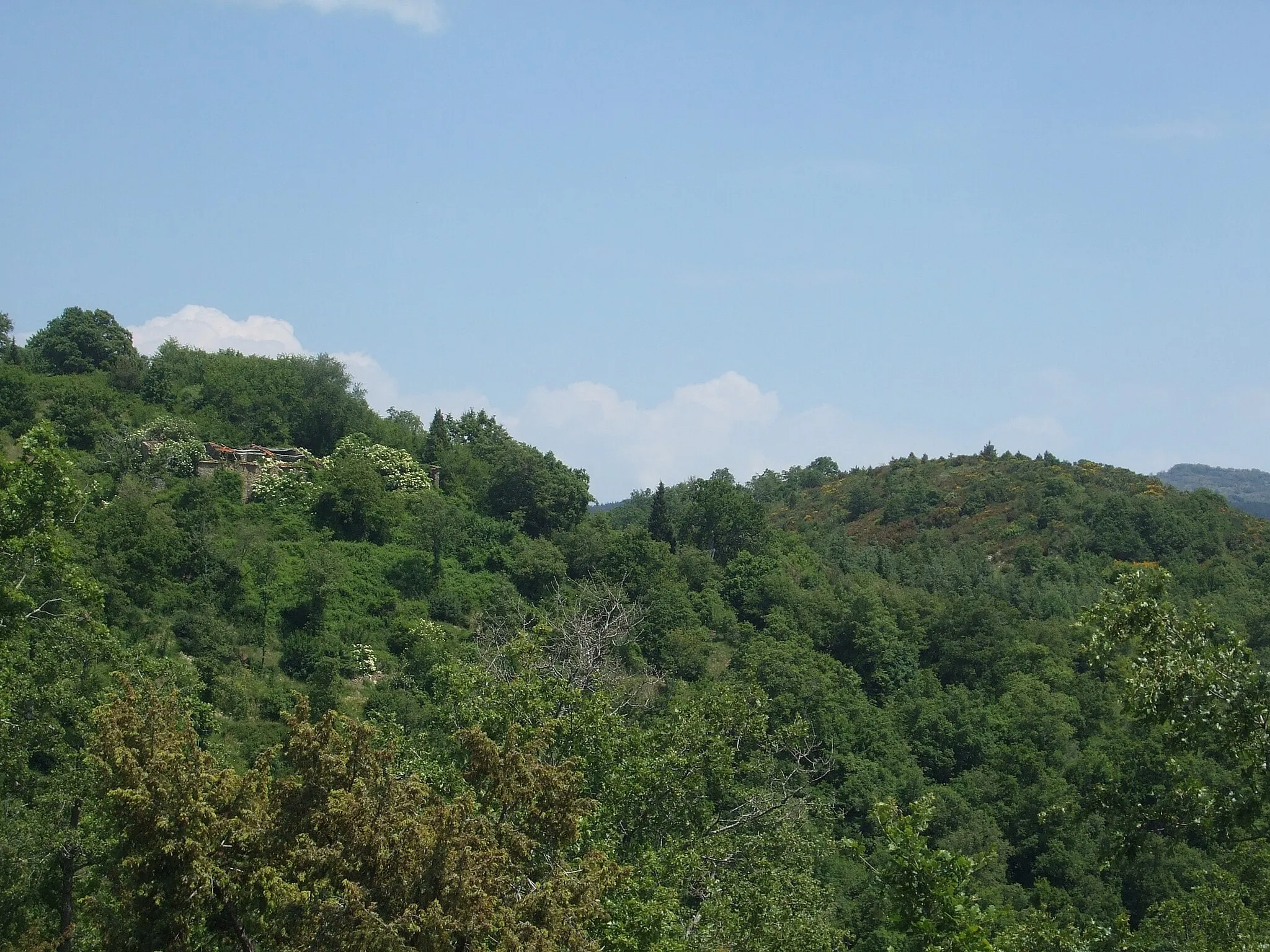 Photo showing: Monti Corneta (742 m. s.l.m.) e Maccagnano (755 m.) con il rudere di Casa Corneta