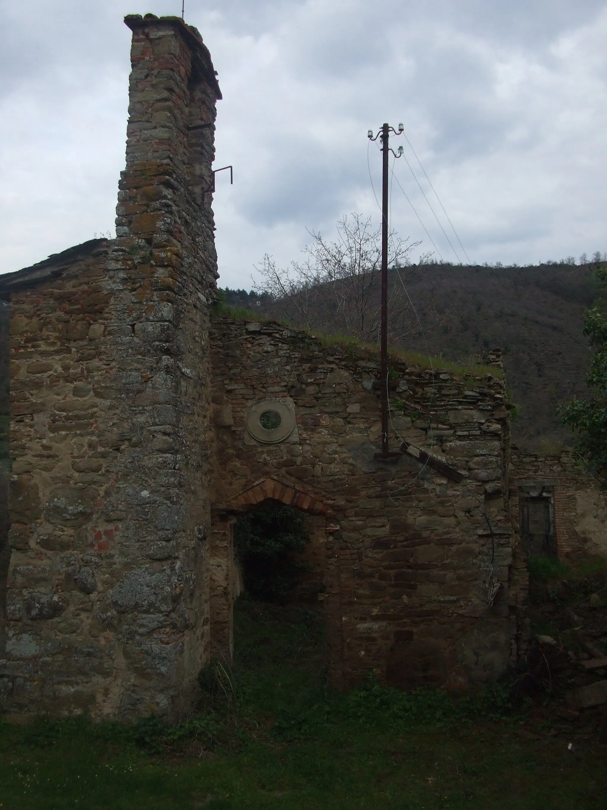 Photo showing: Calbi: la chiesa di San Pietro oramai in rovina.