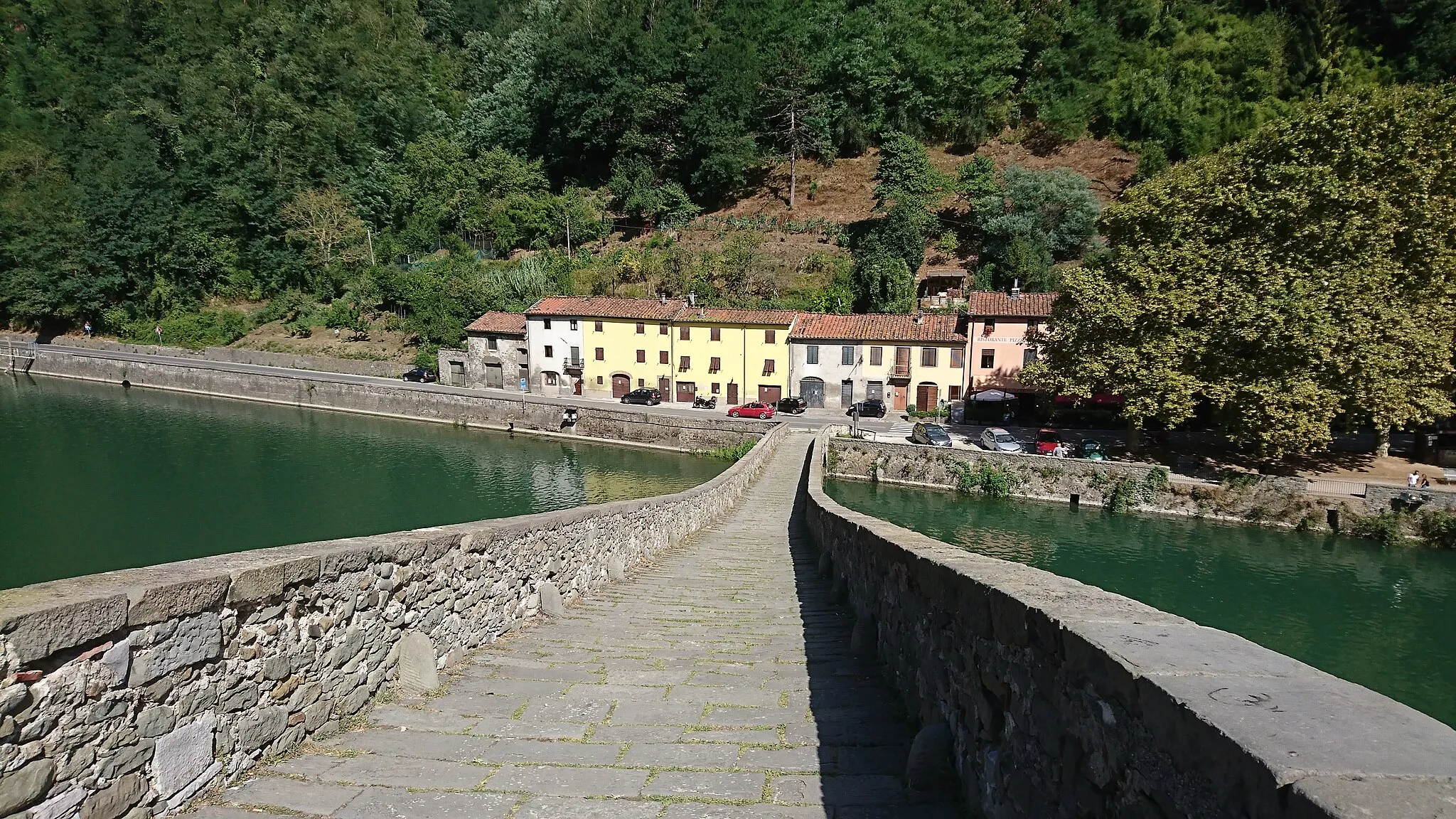 Photo showing: View from Ponte della Maddalena (or "Ponte del Diavolo", "Devil's bridge"), near Borgo a Mozzano, province of Lucca, Tuscany.