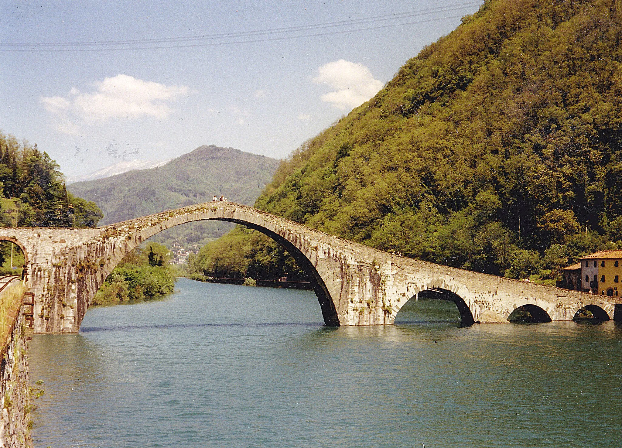 Photo showing: Die Magdalenenbrücke (Ponte della Maddalena) oder Teufelsbrücke (Ponte del Diavolo) über den Serchio in Borgo a Mozzano (Region Toskana) im Mai 2004 (Scan vom Analogbild)