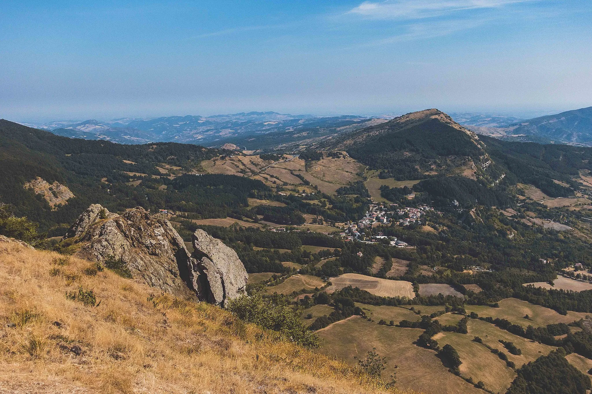 Photo showing: The Raticosa Pass and the town of Pietramala seen from Monte Beni