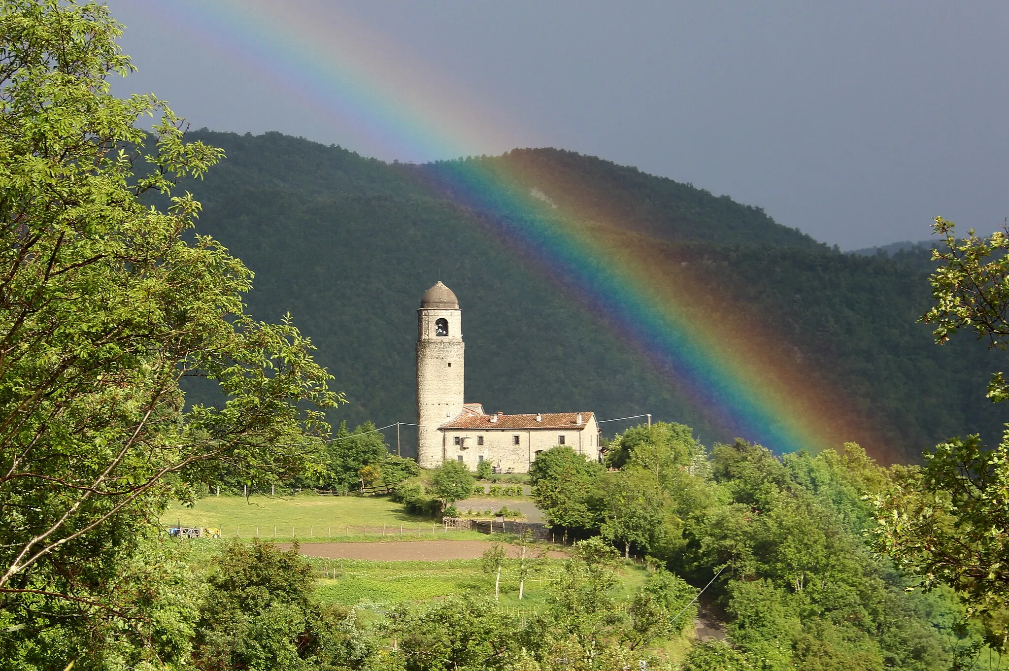 Photo showing: Tower outside Apella, hamlet of Licciana Nardi, Province of Massa-Carrara, Tuscany, Italy