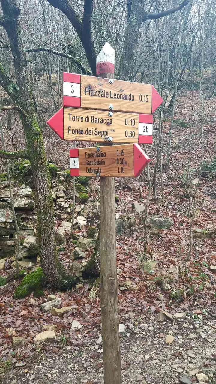 Photo showing: Segnavia sentieri CAI 3 e 2b , sezione CAI di Sesto Fiorentino, sulla rete escursionistica di Monte Morello