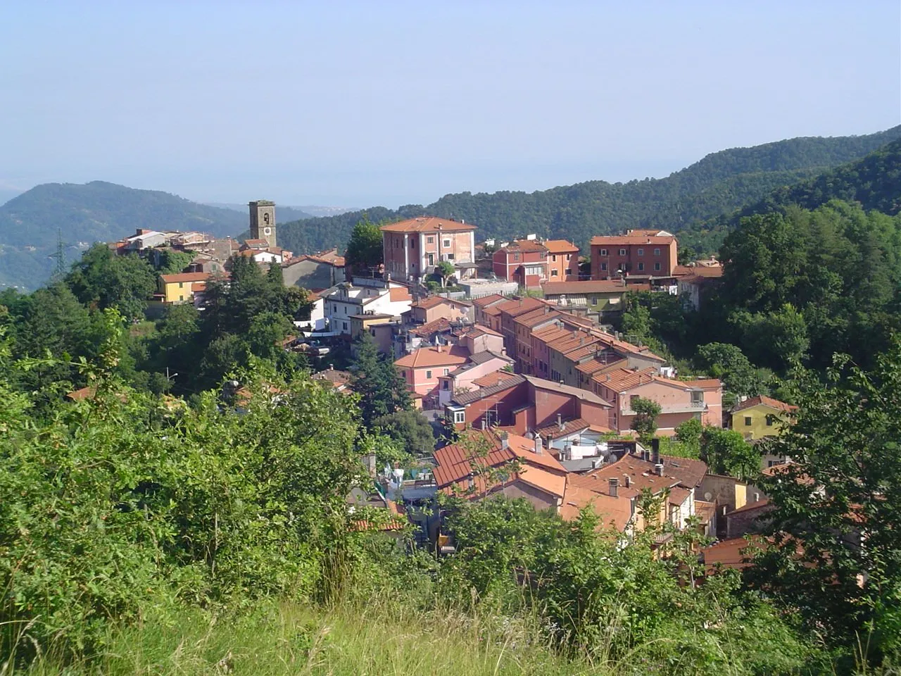 Photo showing: Panoramica del paese di Castelpoggio dalla località Cannoa (Nord)