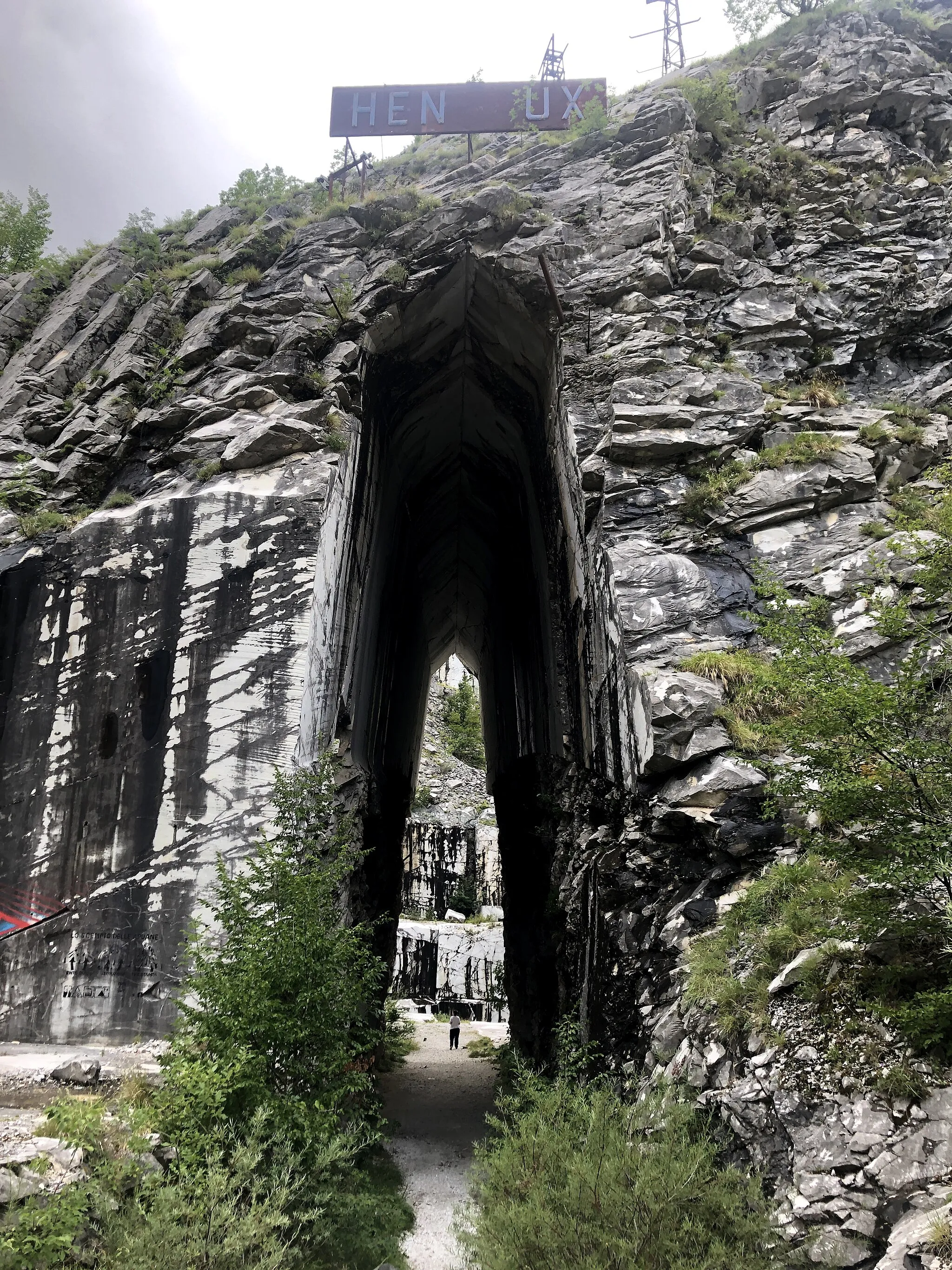 Photo showing: Entrance to abandoned Henraux marble quarry, located in Retignano, Italy.