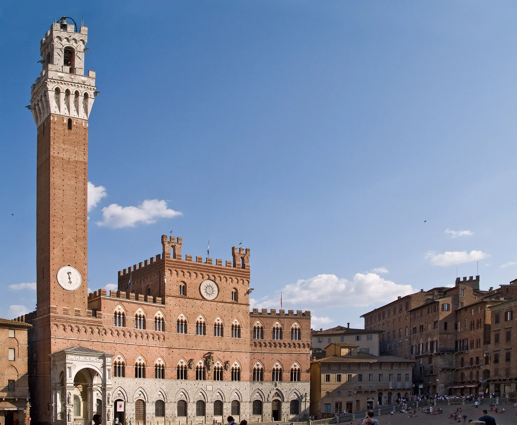 Photo showing: The Palazzo Pubblico (town hall) and the Torre del Mangia in Siena, in the Tuscany region of Italy.