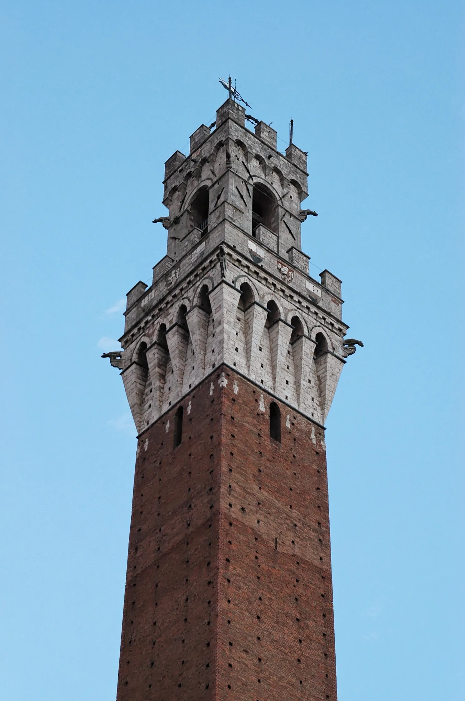 Photo showing: Stone crown of the Torre del Mangia, built from 1338 to 1348 by Minuccio and Francesco di Rinaldo. The stone crown itself was built according to the layout of Lippo Memmi. Palazzo Pubblico (Siena).