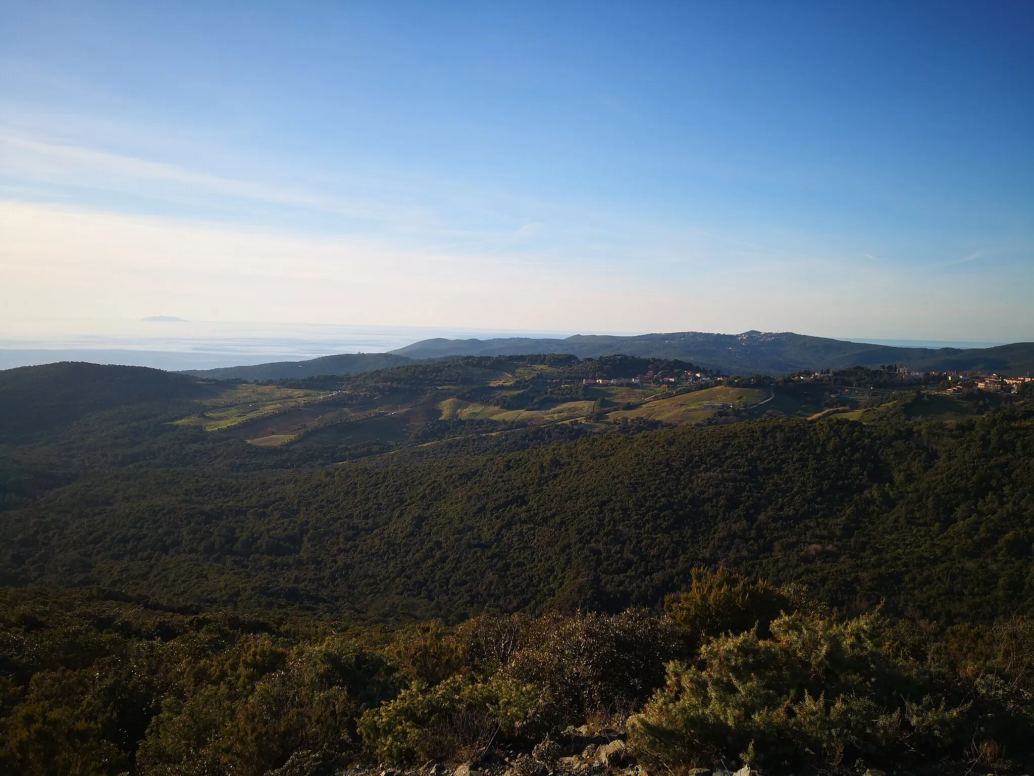 Photo showing: Panorama verso ovest-nord-ovest dall'apertura occidentale del Monte Carvoli.
Si notano in particolare l'isola della Gorgona sullo sfondo e parte dell'abitato di Nibbiaia sulla destra dell'immagine.