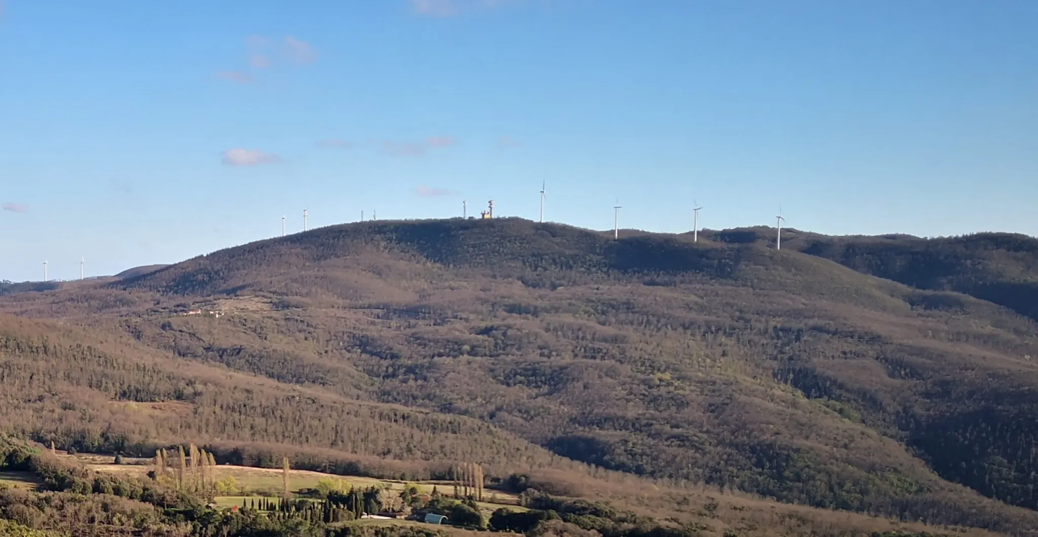 Photo showing: Ingrandimento di dettaglio del Monte Vitalba come visto dall'anticima del Monte I Grottoni nella sera del 5 aprile 2019.