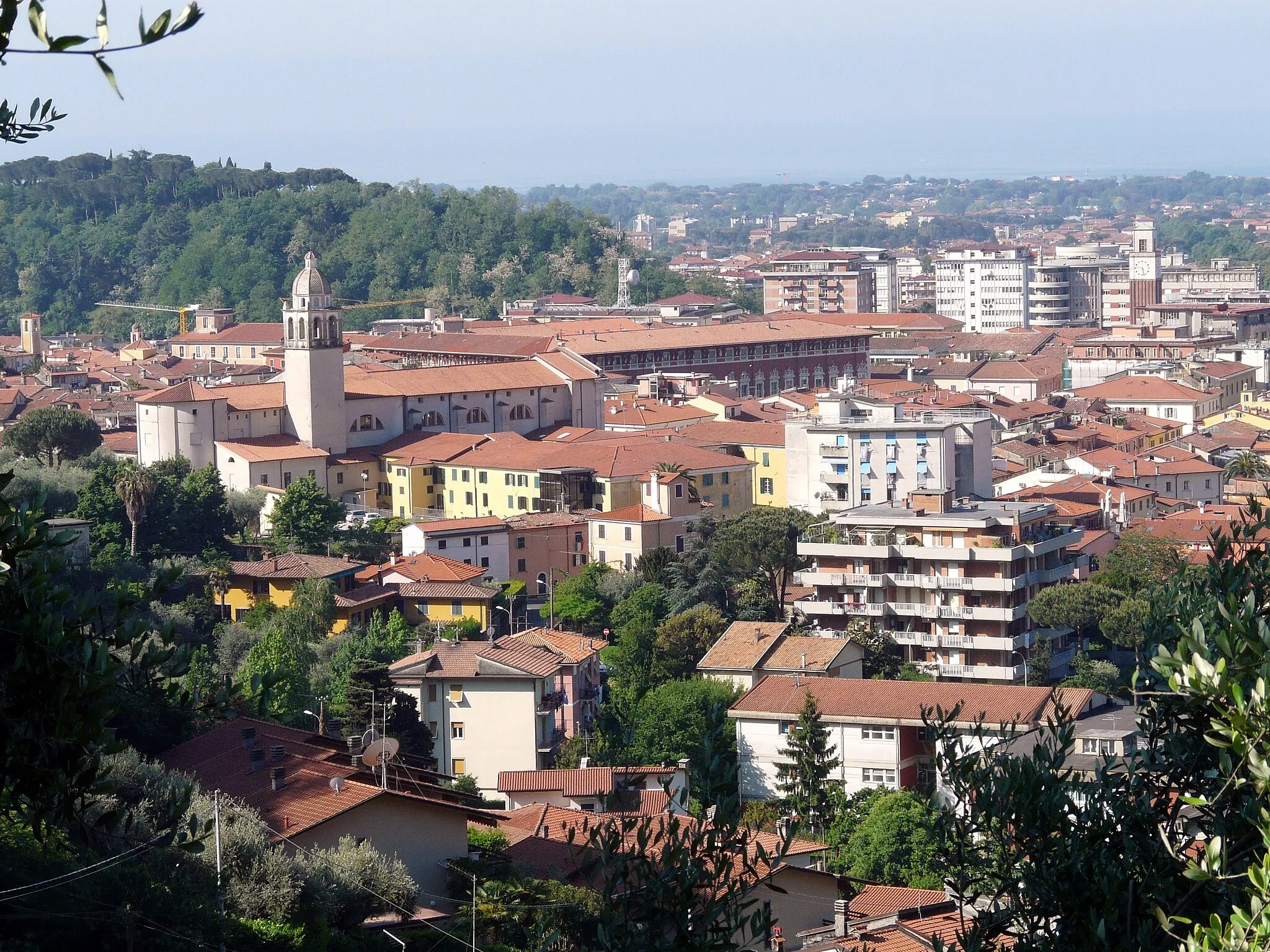 Photo showing: Panorama della città e del territorio comunale di Massa, Toscana, Italia