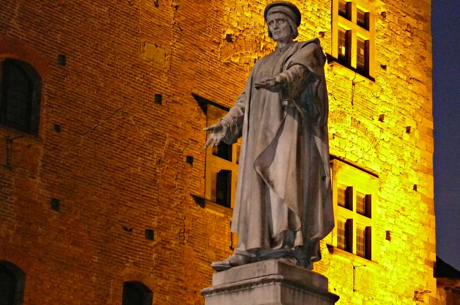 Photo showing: La statua di Datini davanti al Palazzo Pretorio